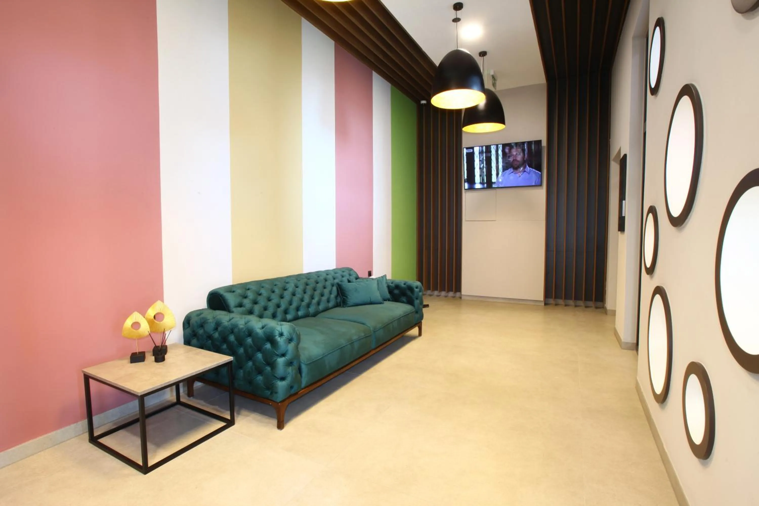 Communal lounge/ TV room in Hotel ETNA