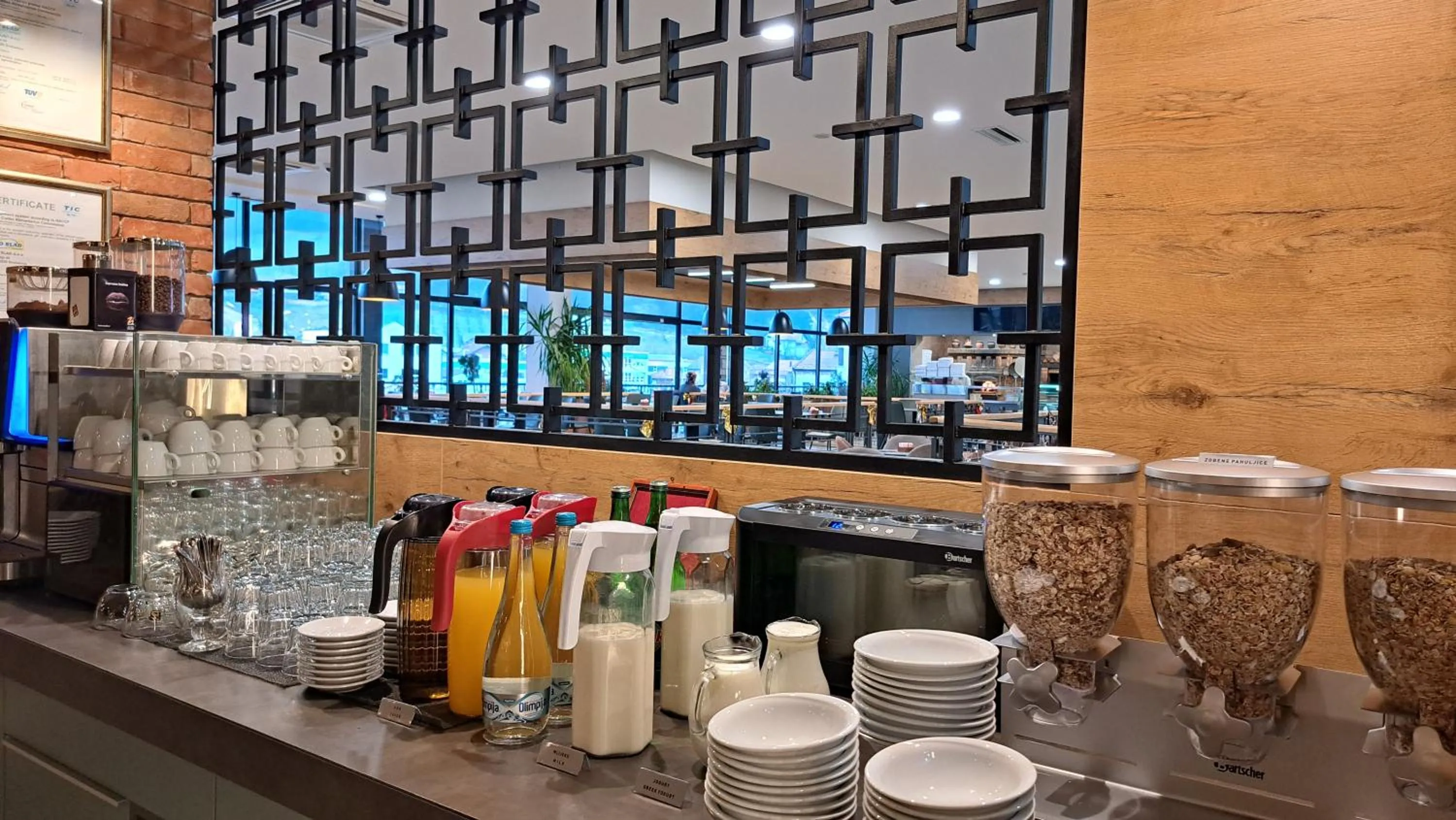 Restaurant/places to eat in Hotel ETNA