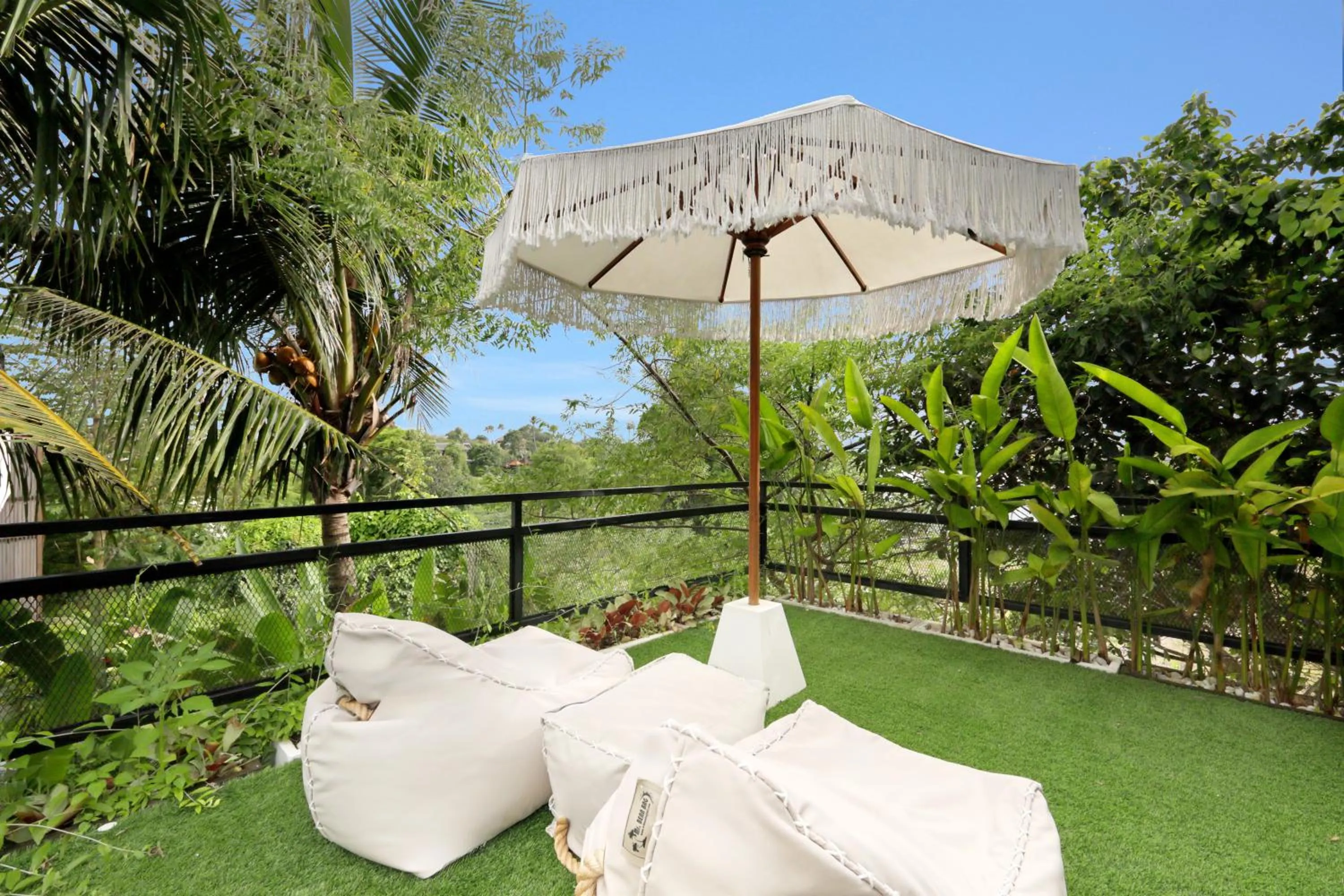 Seating area in Baliwood Residence Villas by BREIG