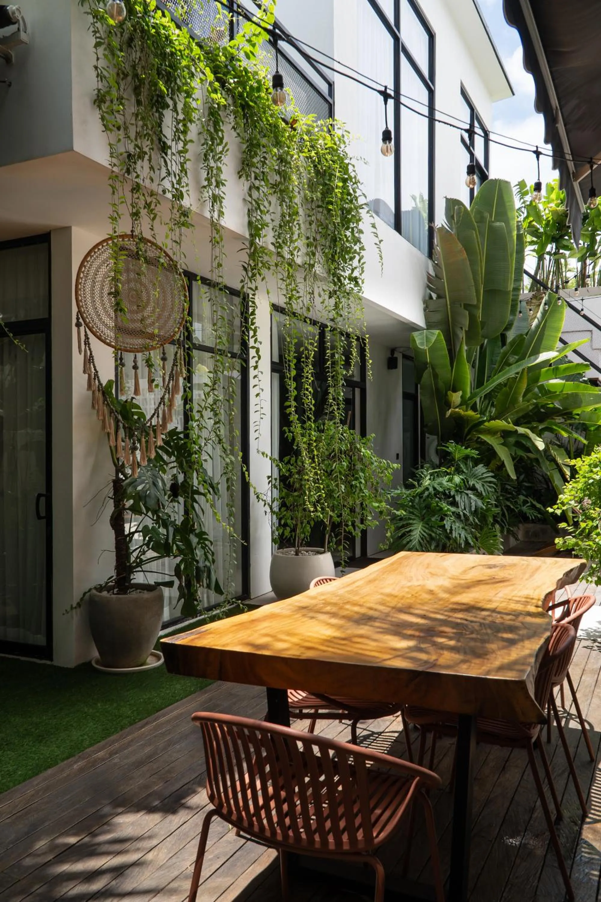 Seating area in Baliwood Residence Villas by BREIG