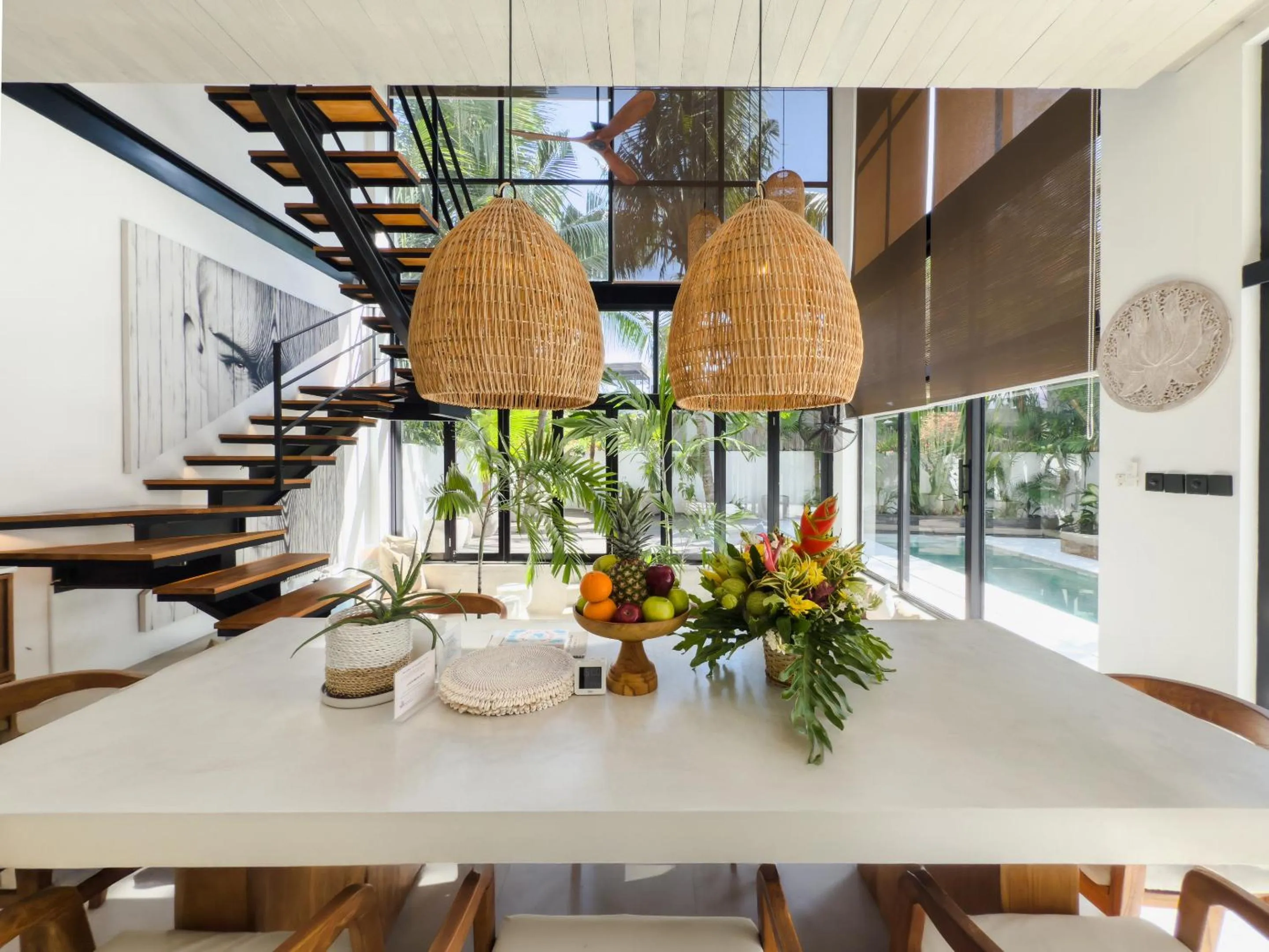Dining area in Baliwood Residence Villas by BREIG