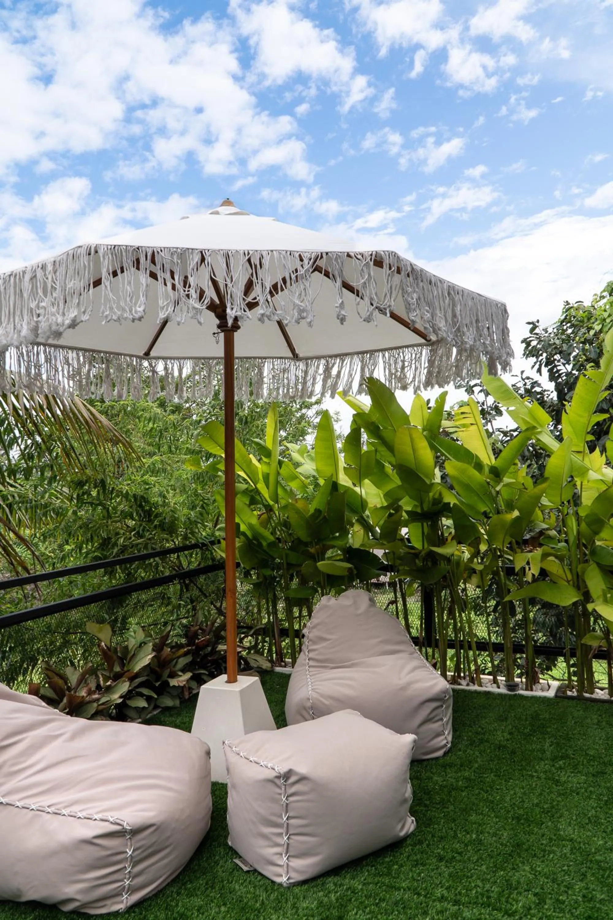 Patio in Baliwood Residence Villas by BREIG