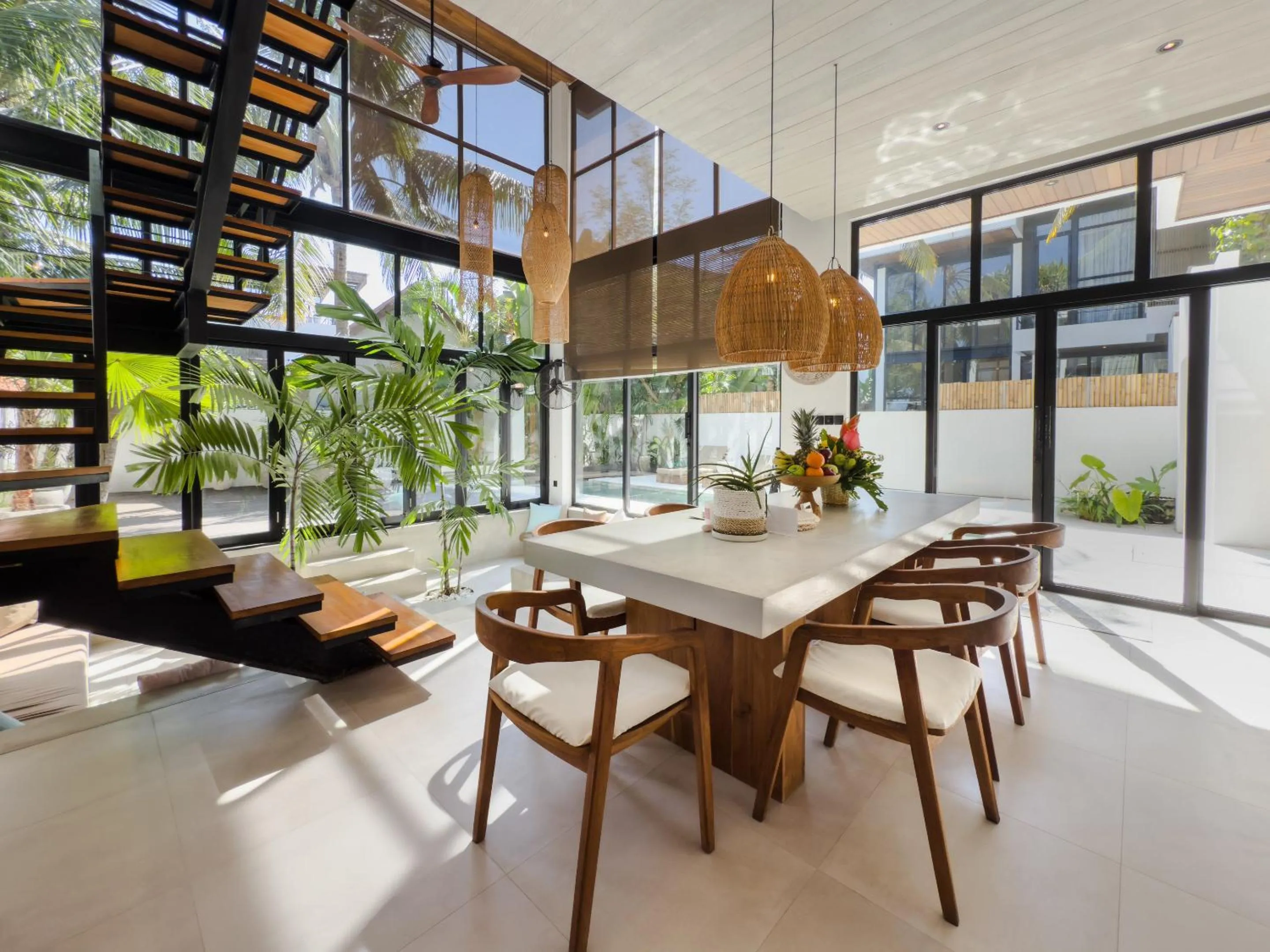 Dining area in Baliwood Residence Villas by BREIG