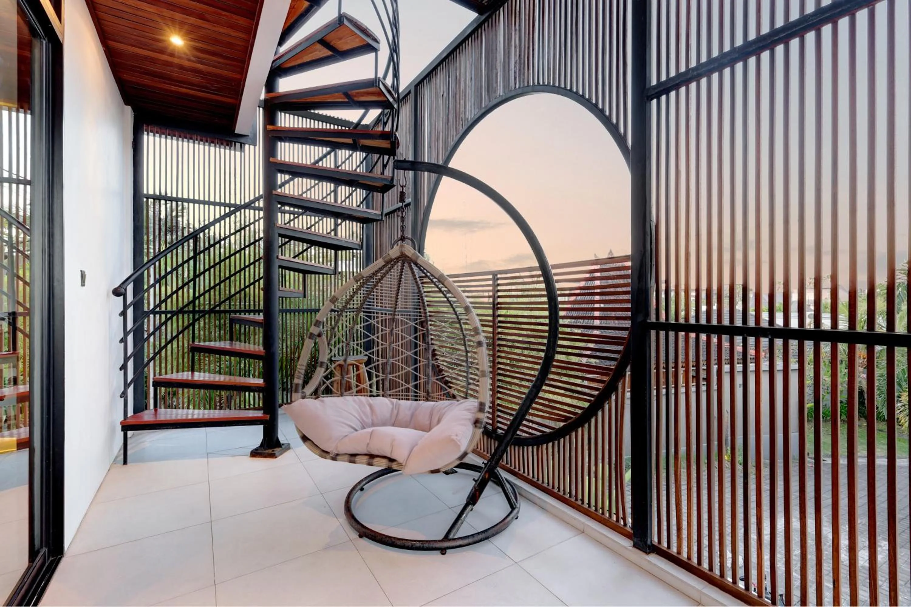 Balcony/Terrace in Baliwood Residence Villas by BREIG