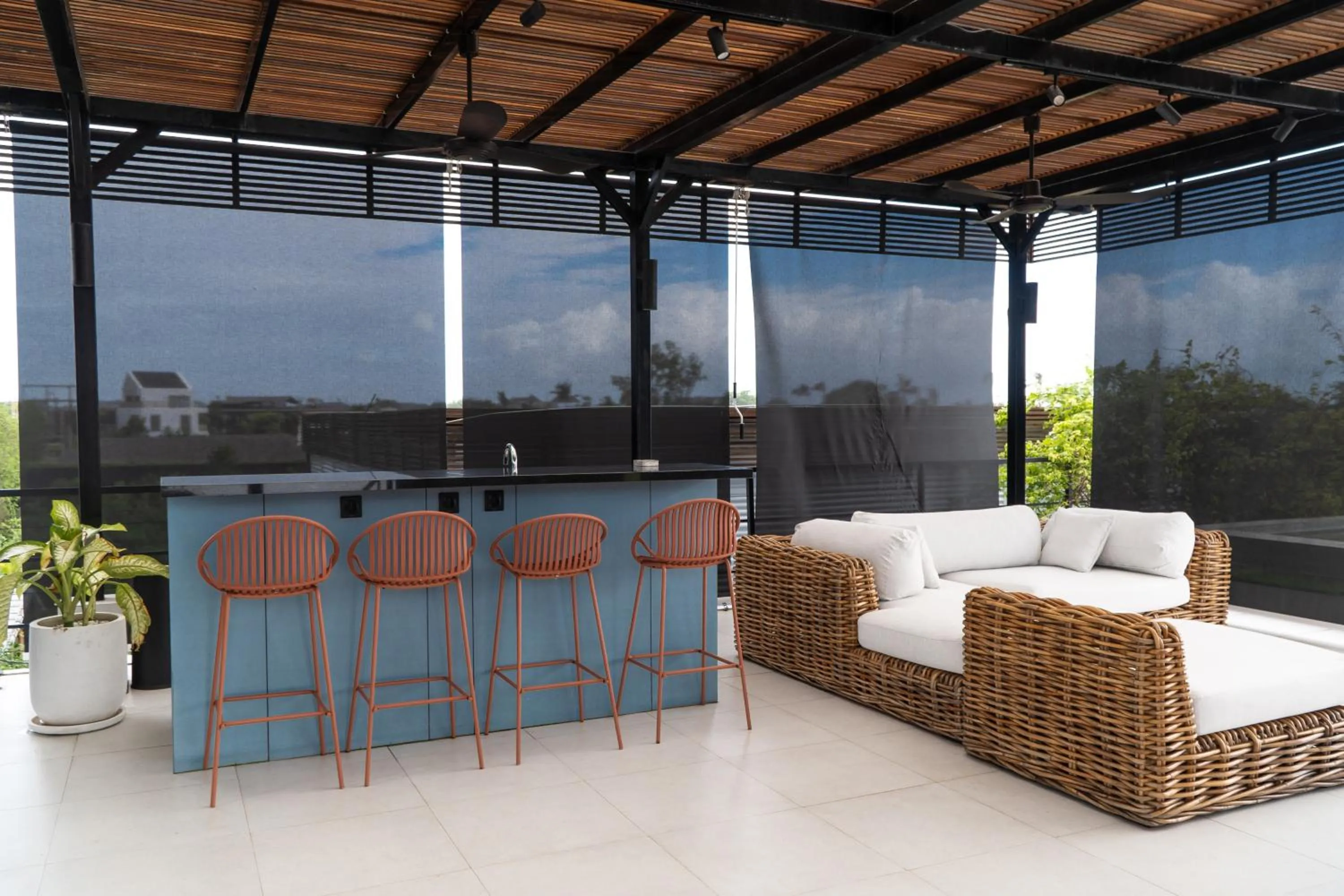 Balcony/Terrace in Baliwood Residence Villas by BREIG