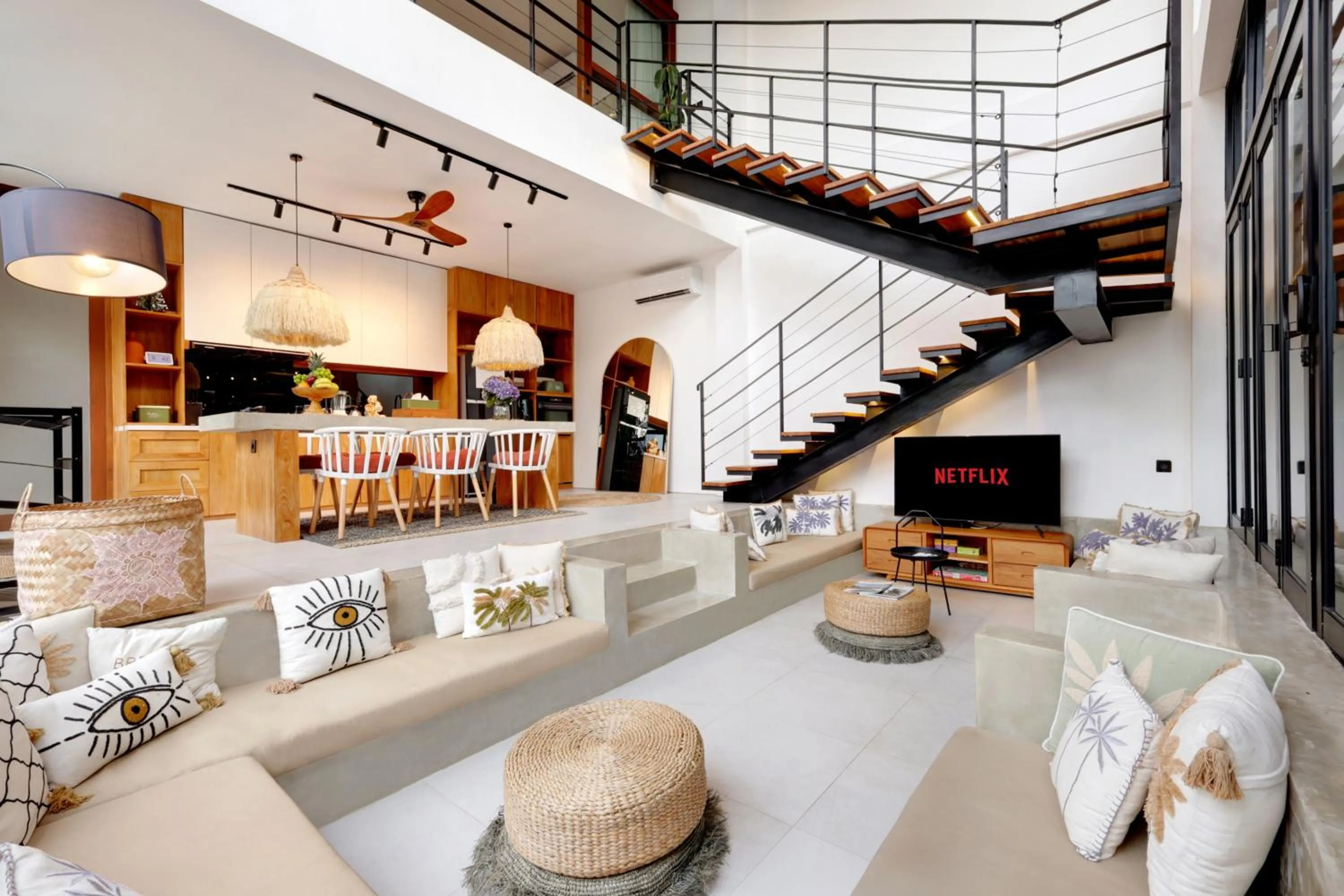 Living room in Baliwood Residence Villas by BREIG