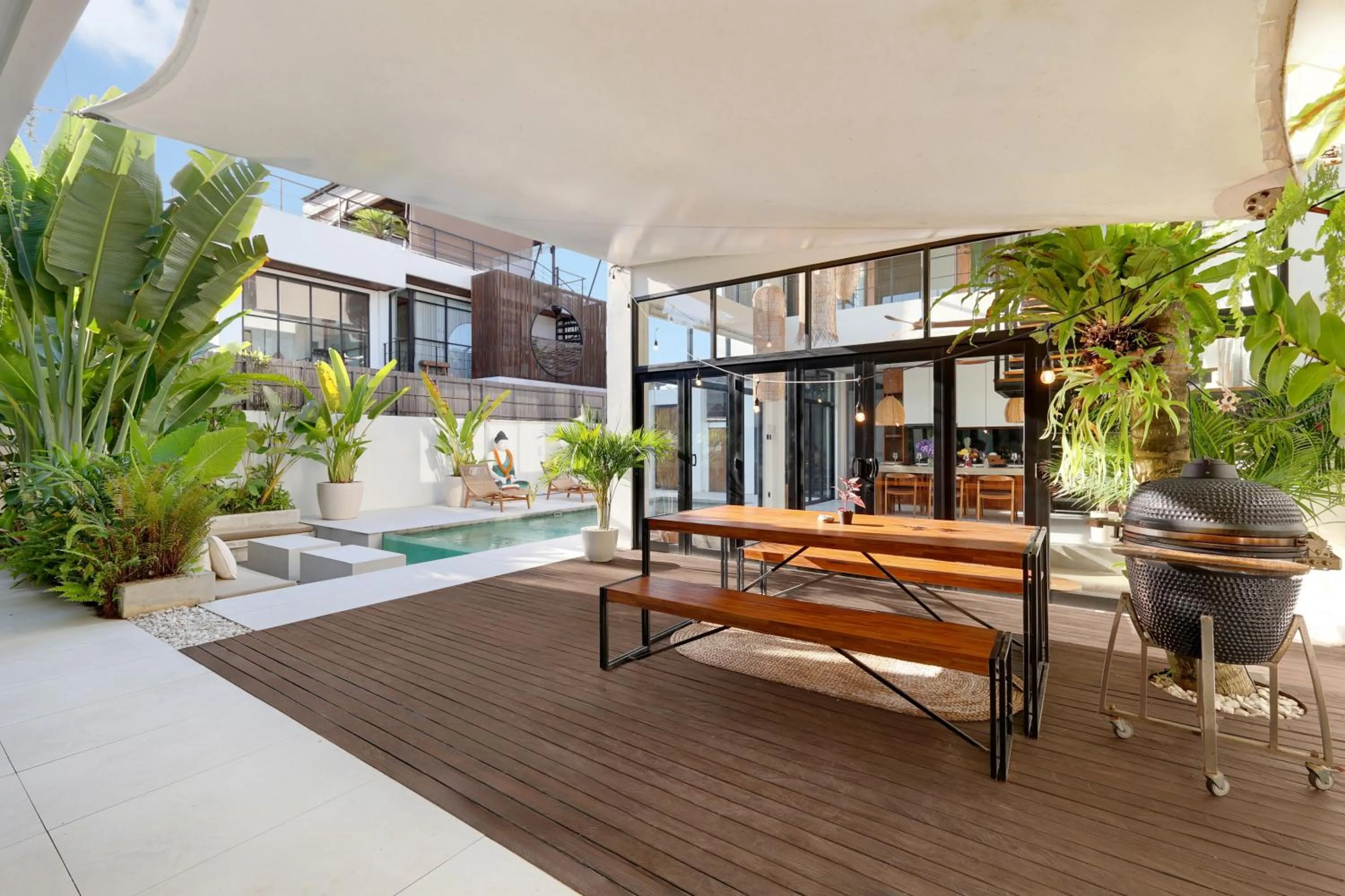 Balcony/Terrace in Baliwood Residence Villas by BREIG