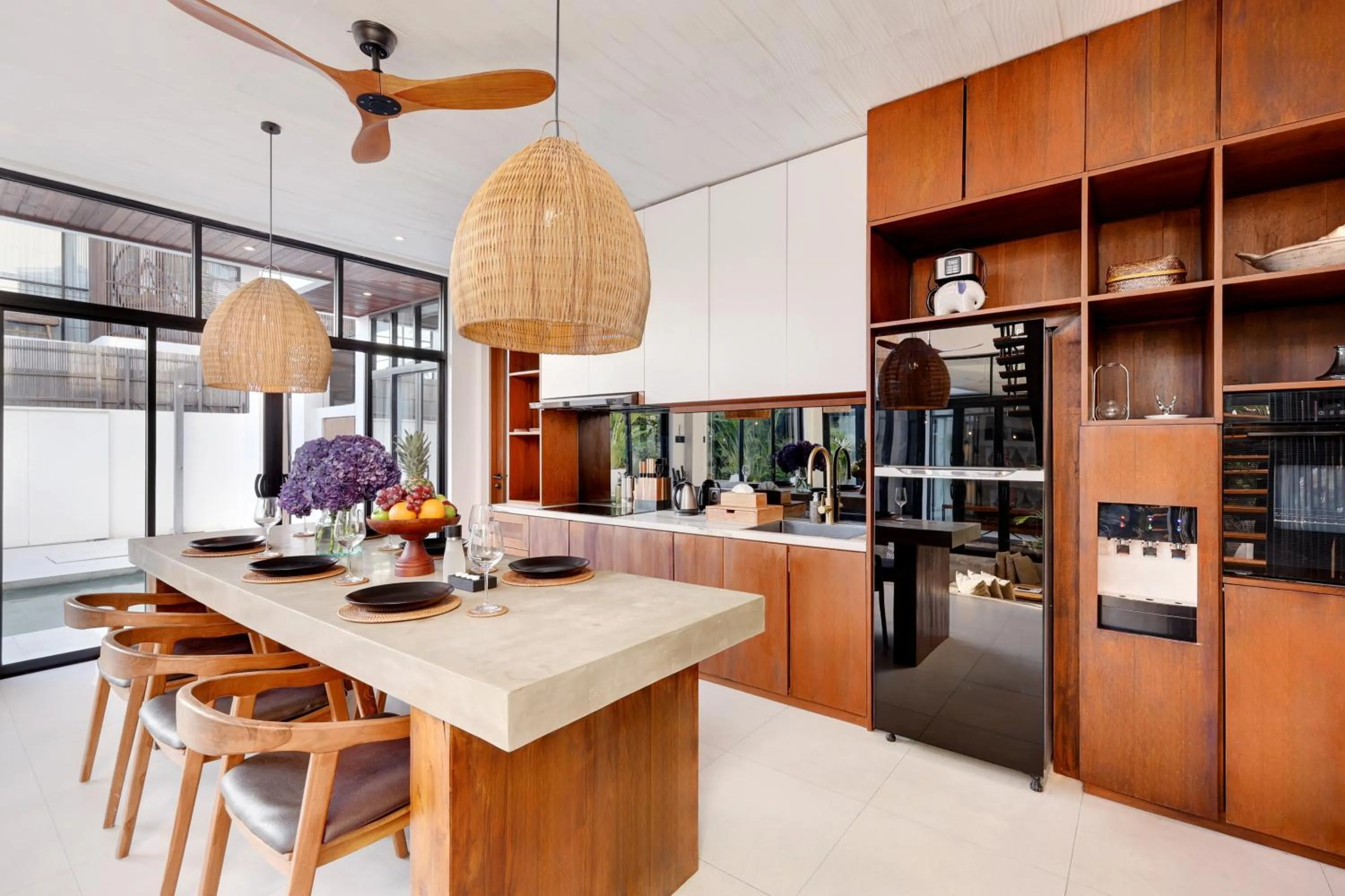 Kitchen or kitchenette in Baliwood Residence Villas by BREIG