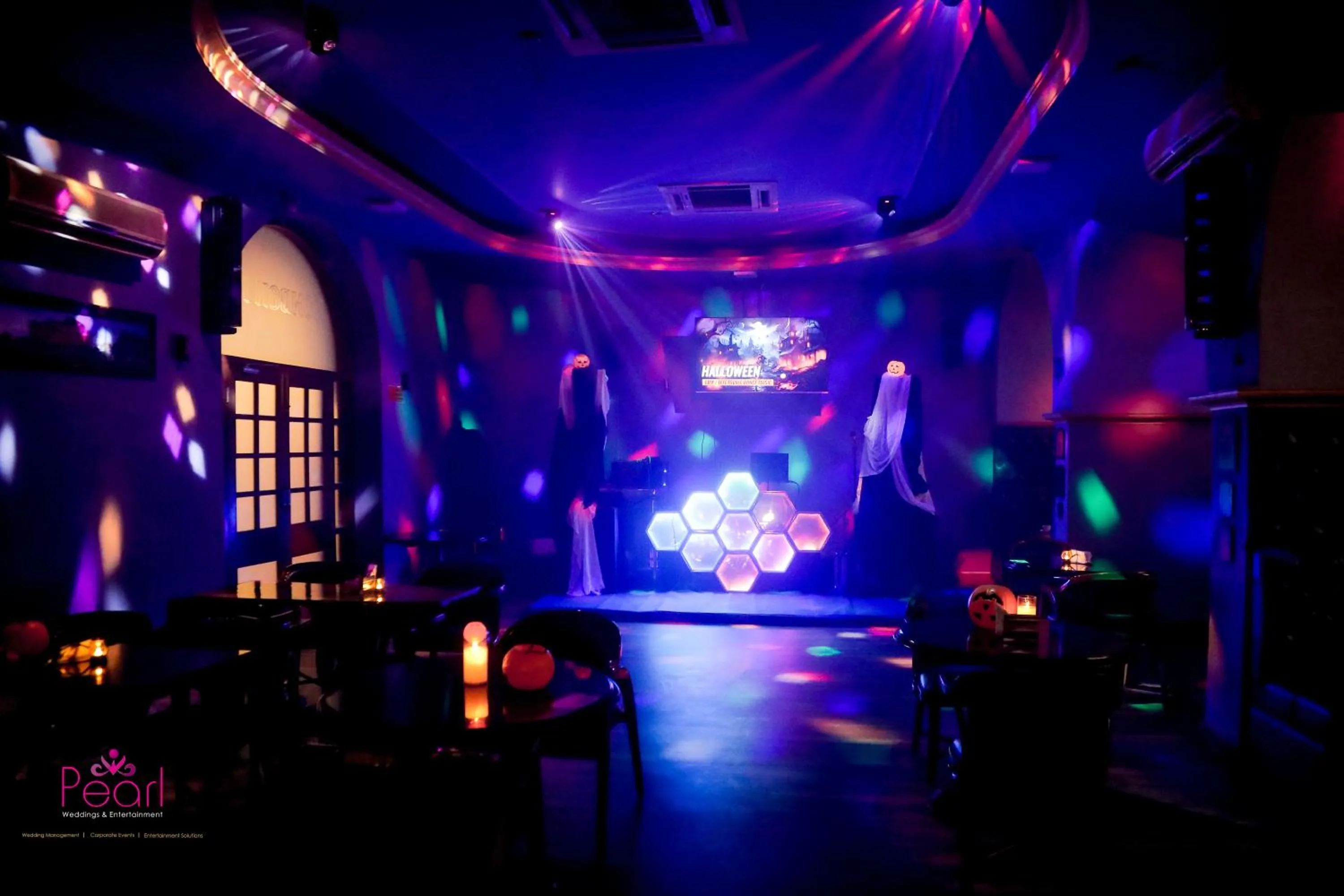 Lounge or bar in Goa Country Club Near Park Hospital BY Pearl I Luxury resort in Gurgaon