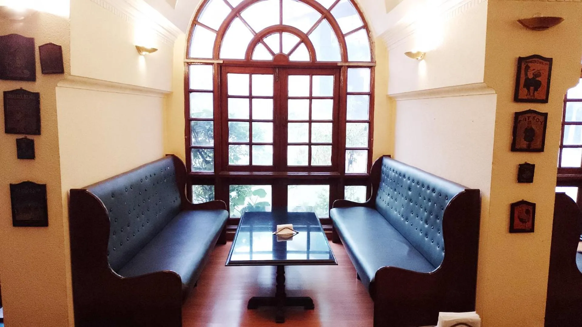 Lounge or bar in Goa Country Club Near Park Hospital BY Pearl I Luxury resort in Gurgaon