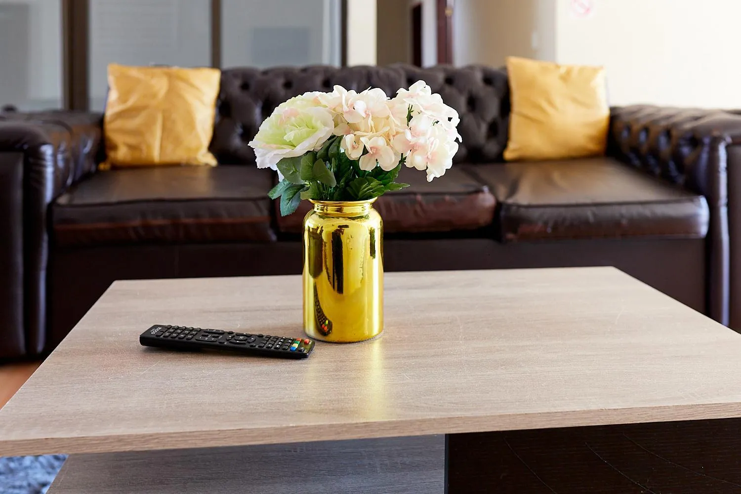 Communal lounge/ TV room in Airport Royal Guest House