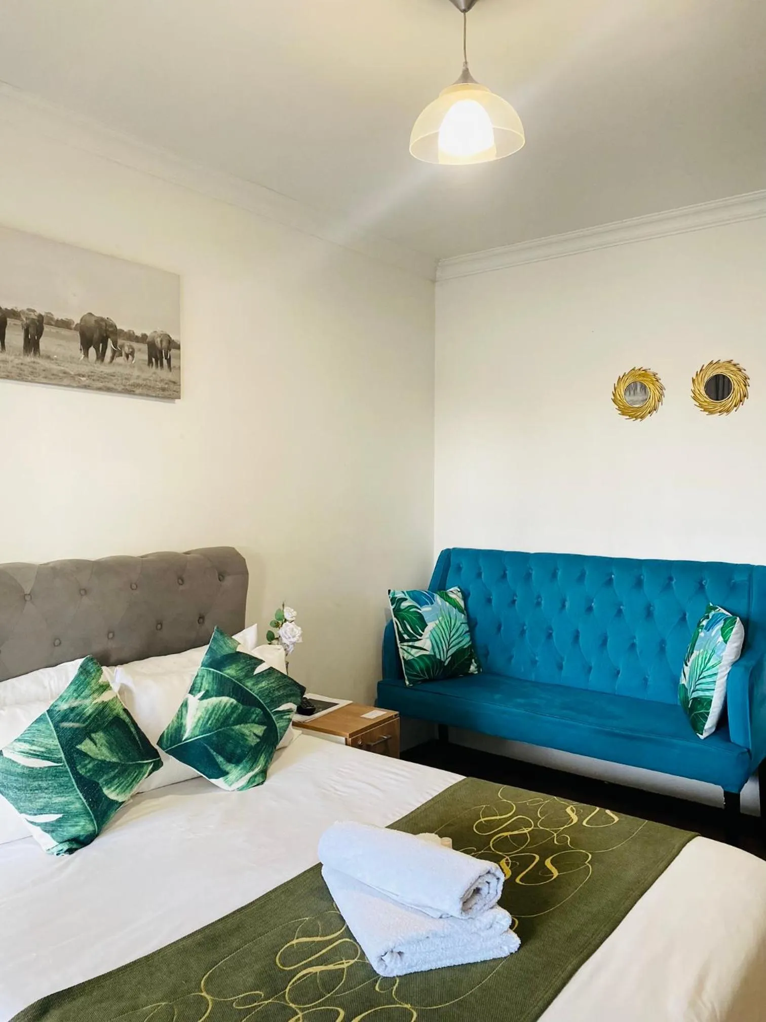 Bed in Airport Royal Guest House