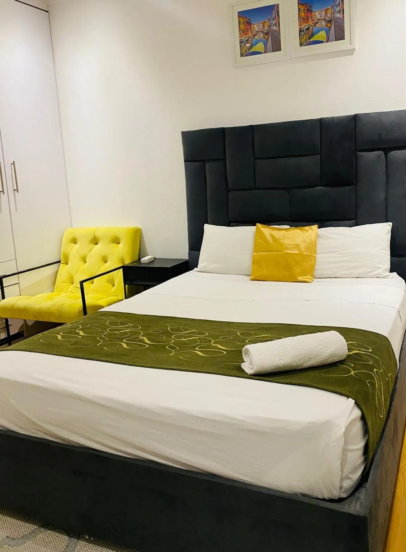 Photo of the whole room, Bed in Airport Royal Guest House