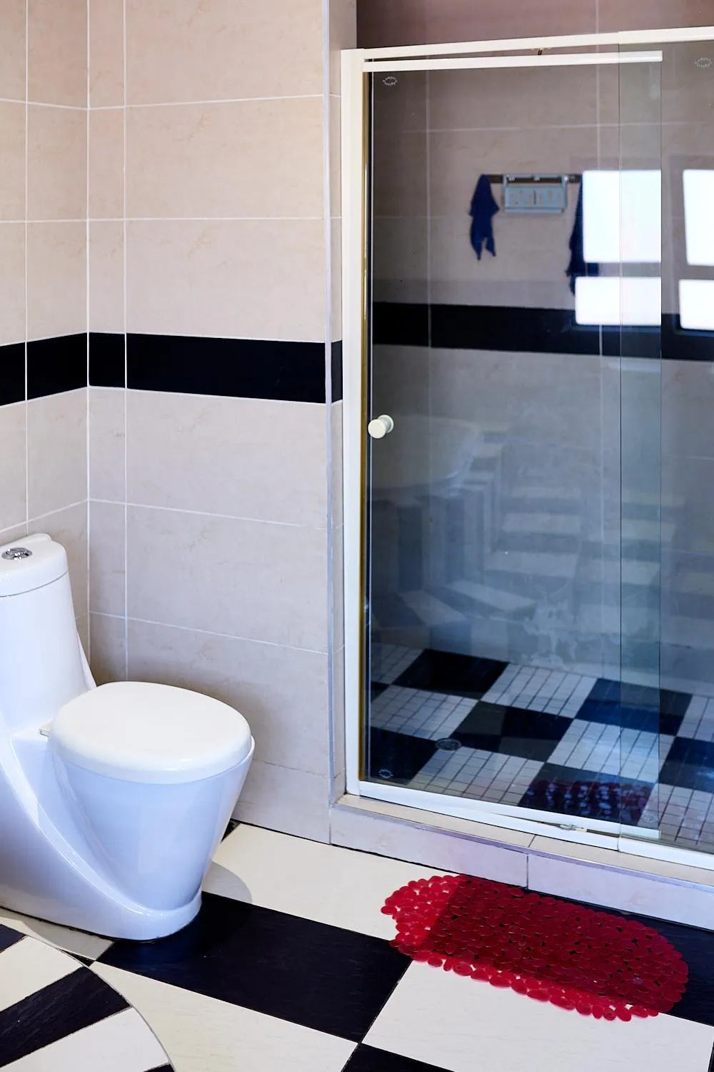 Bathroom in Airport Royal Guest House