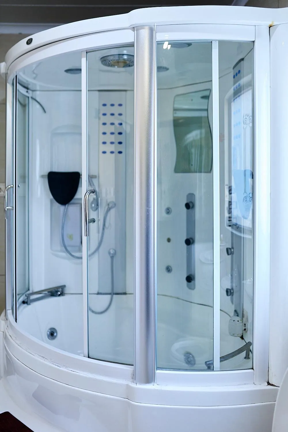 Shower in Airport Royal Guest House