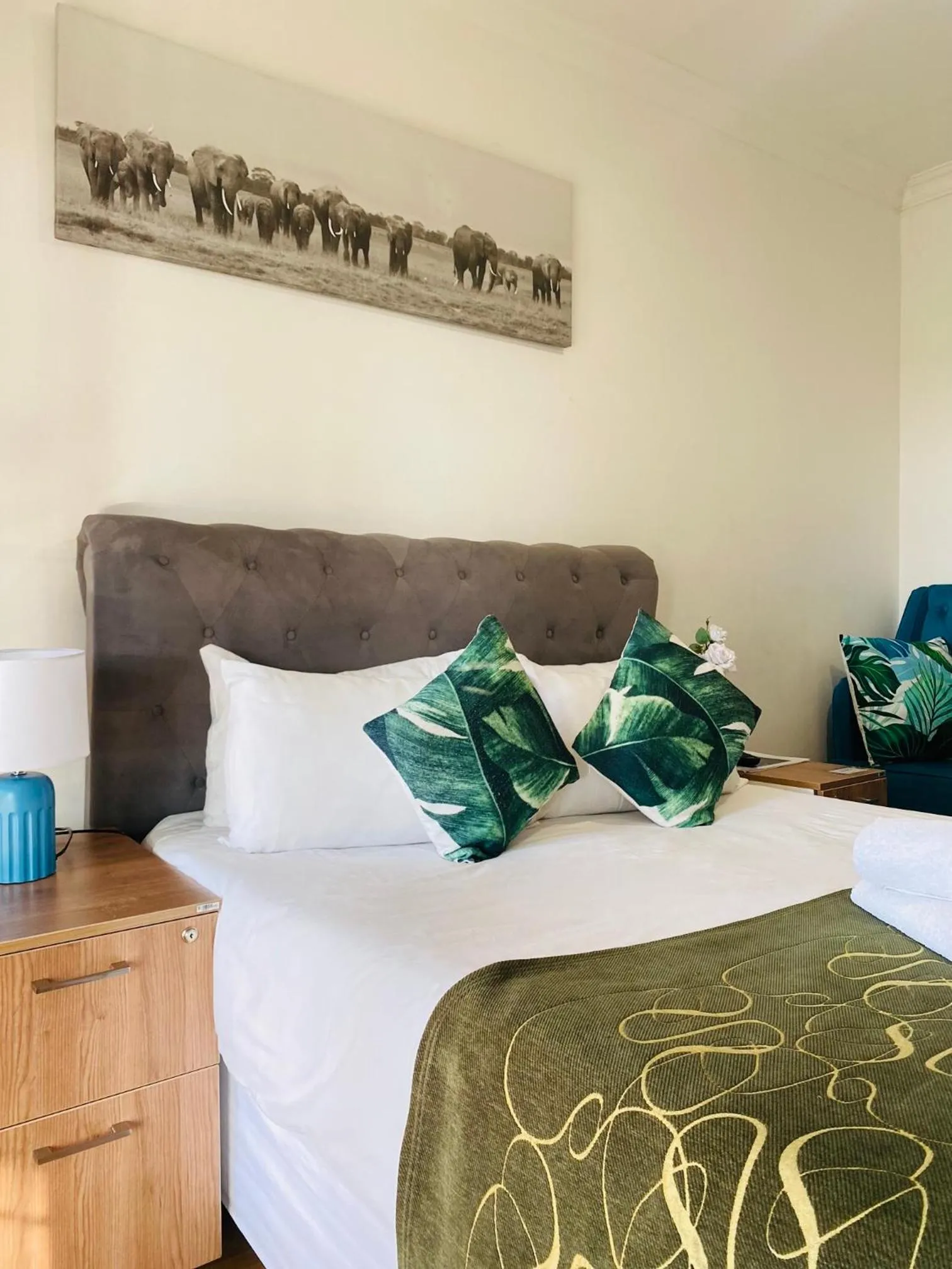 Bed in Airport Royal Guest House