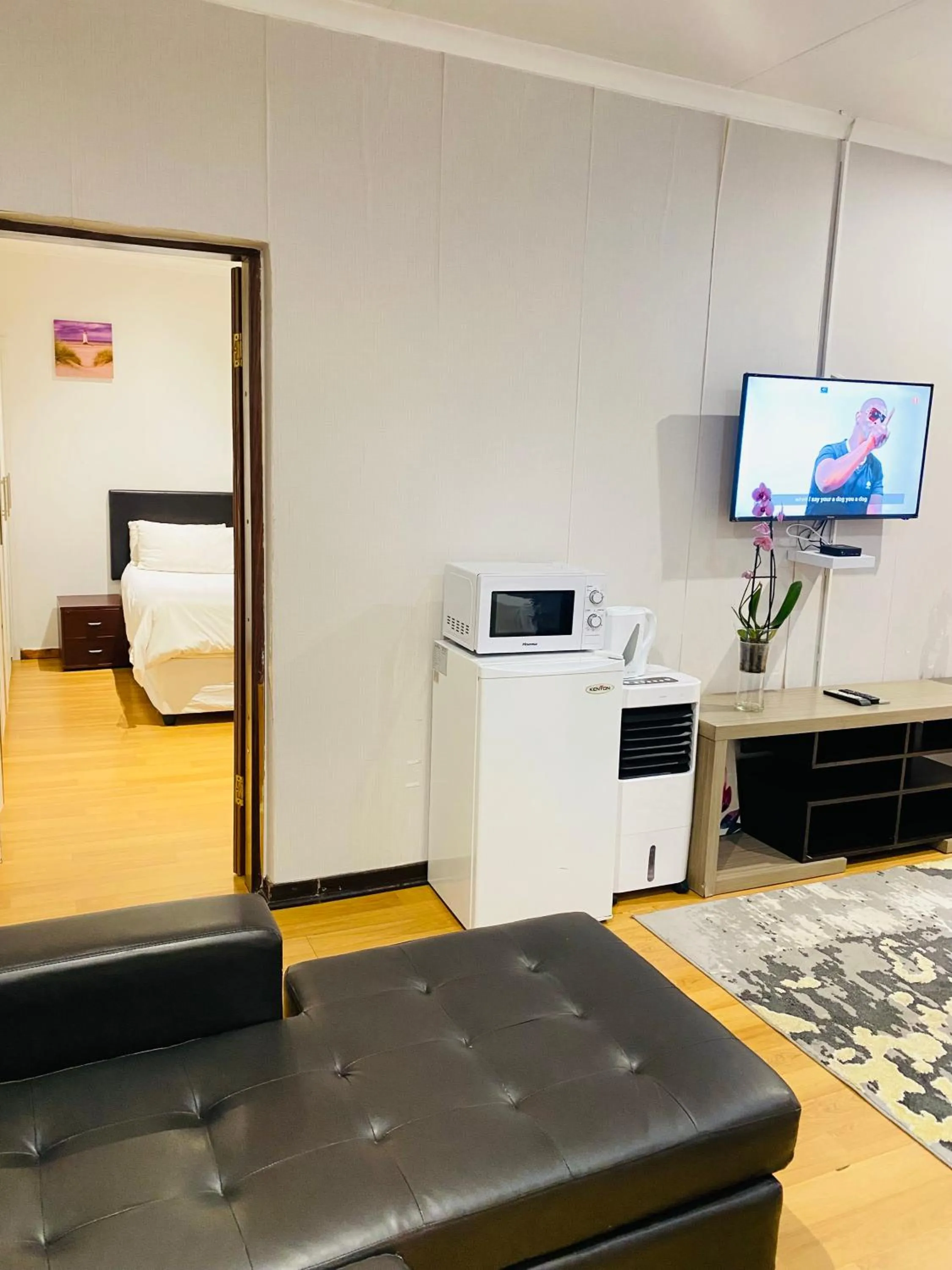 Bed in Airport Royal Guest House