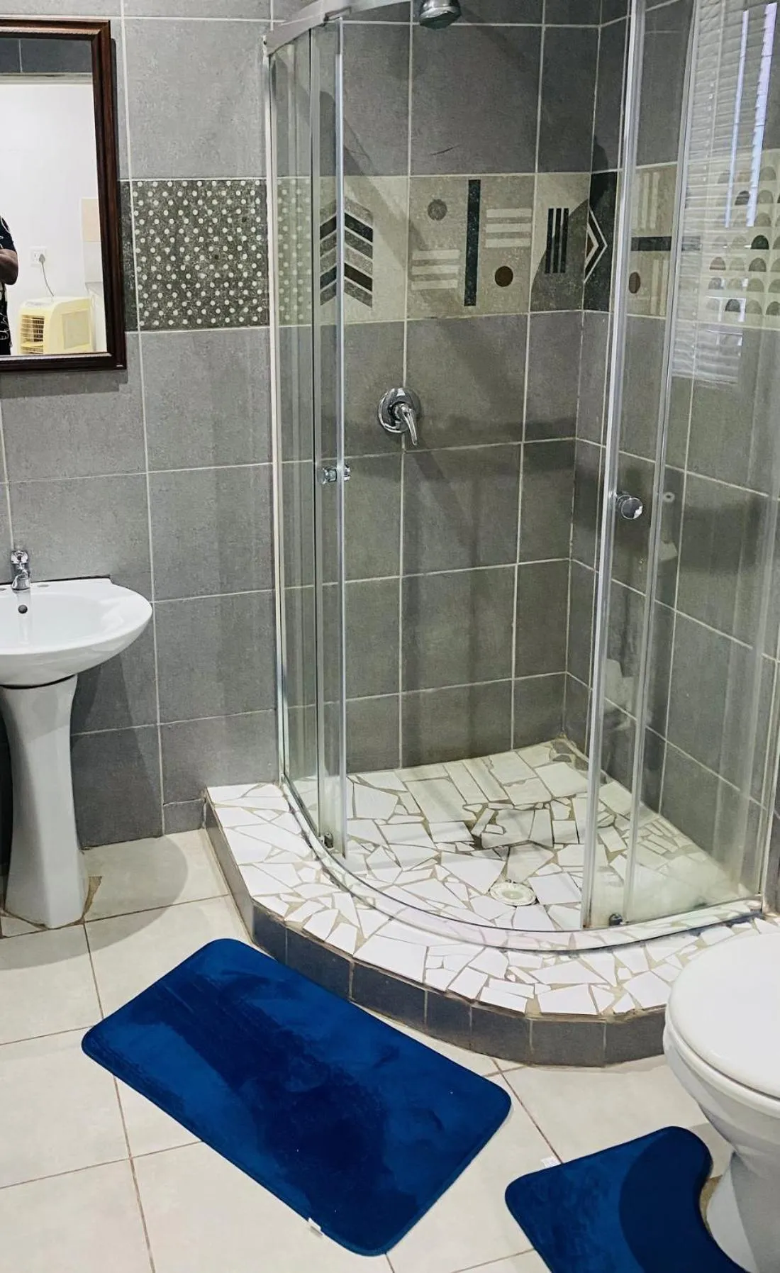 Shower in Airport Royal Guest House