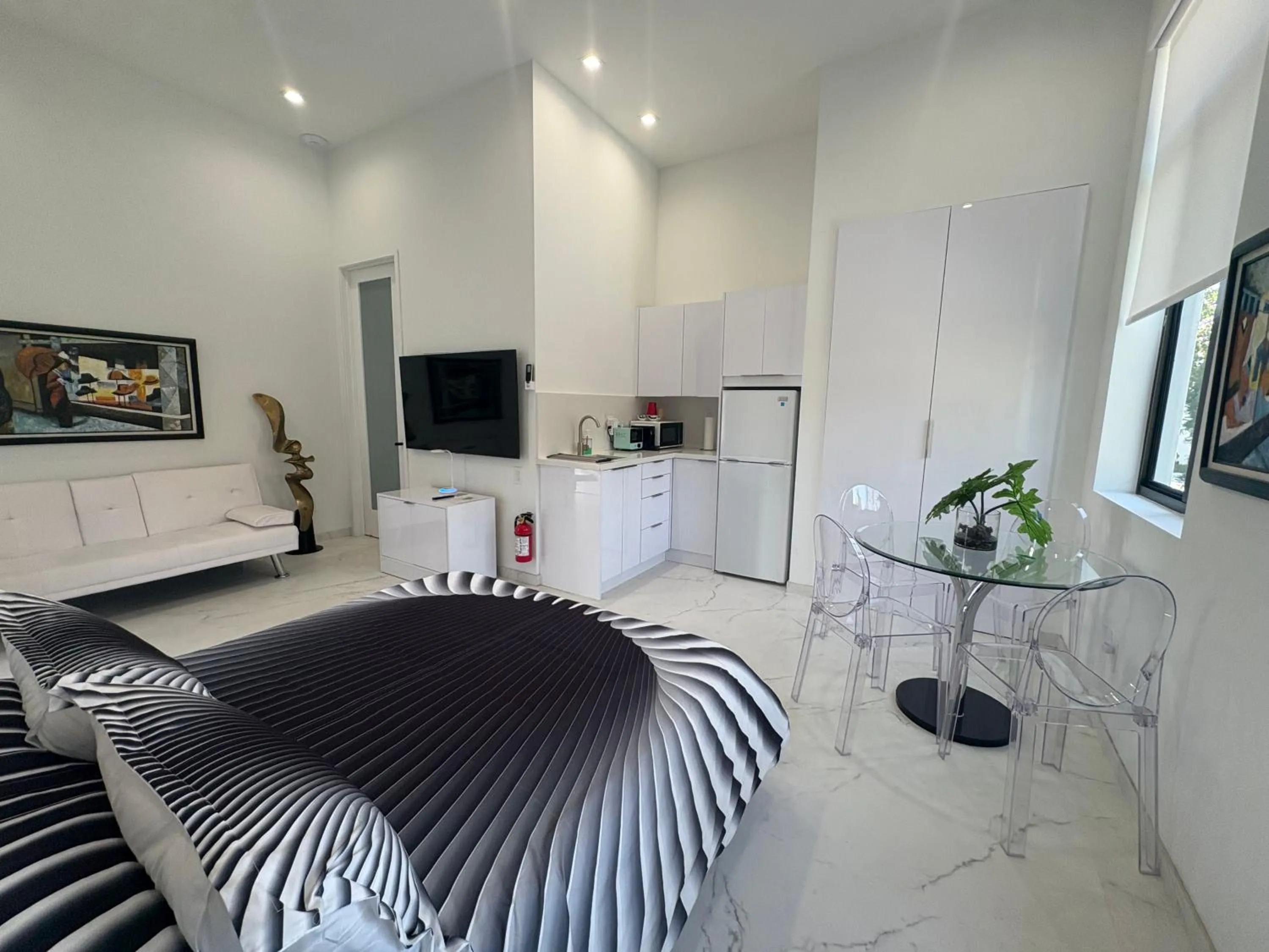 Men only clothing option guesthouse near Wilton Manors