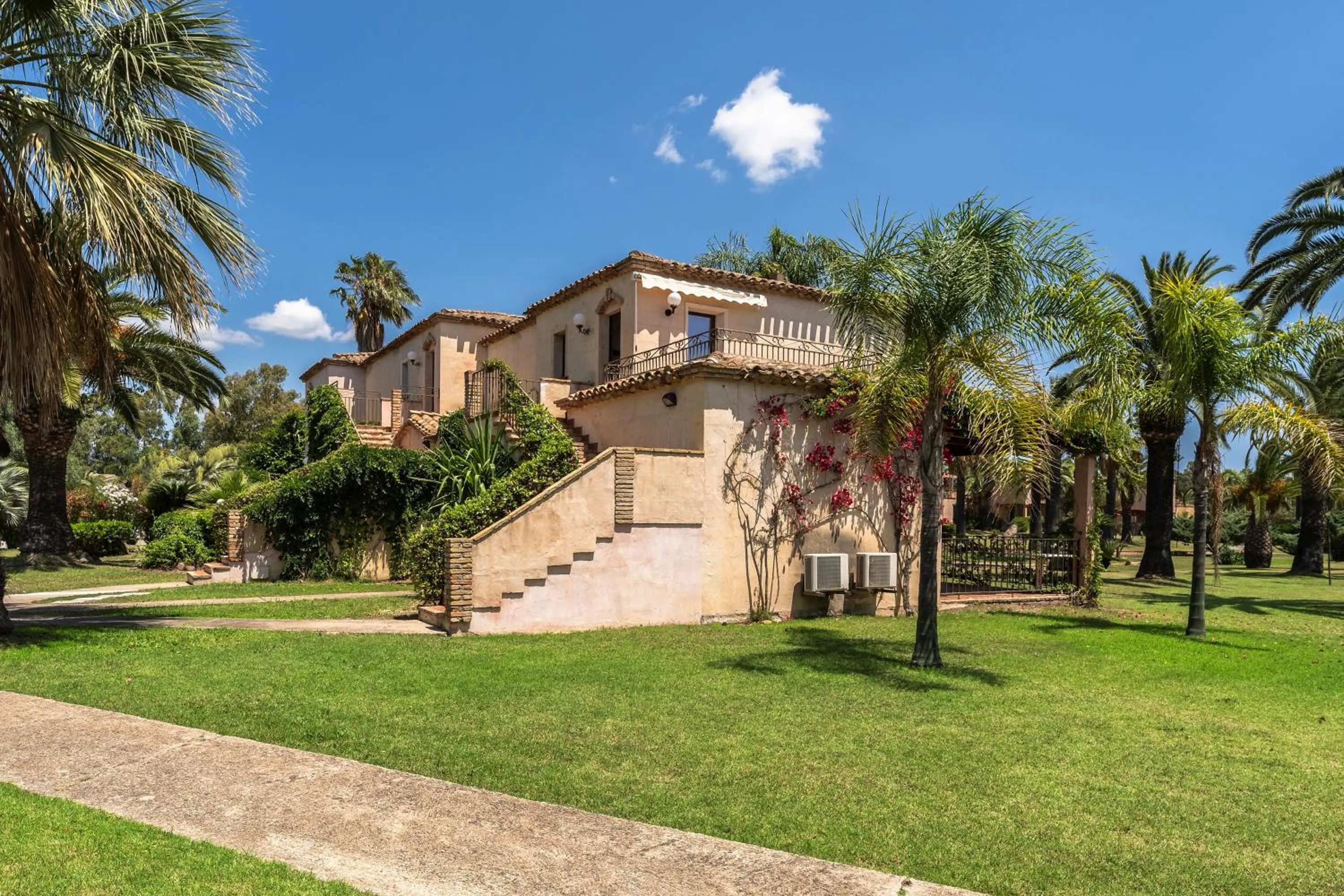 Property building in Baia delle Palme residence