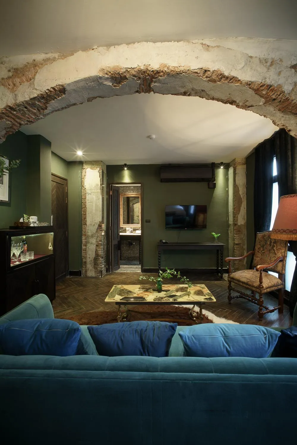 TV and multimedia in Baan Tuk Din Hotel