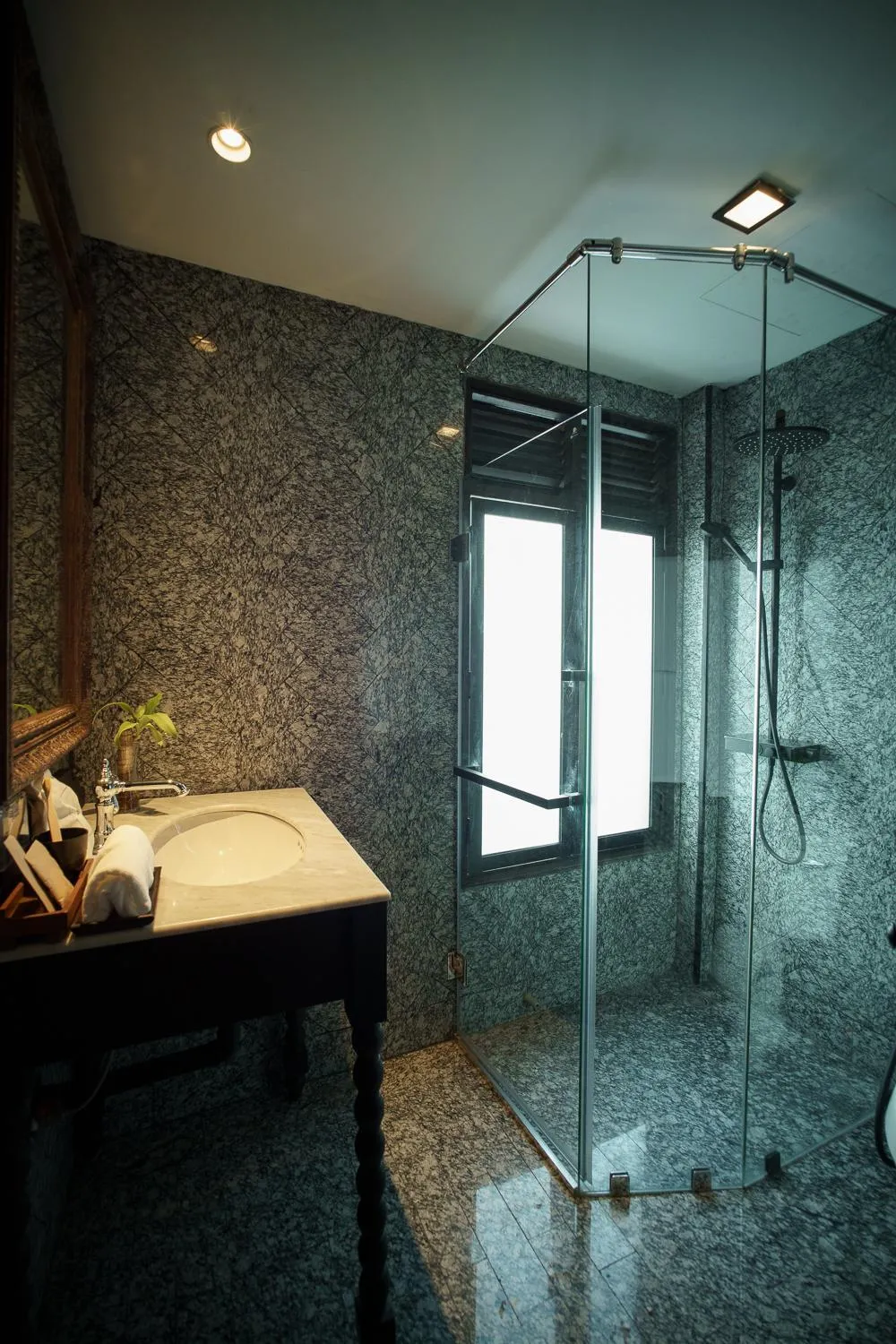 Shower in Baan Tuk Din Hotel