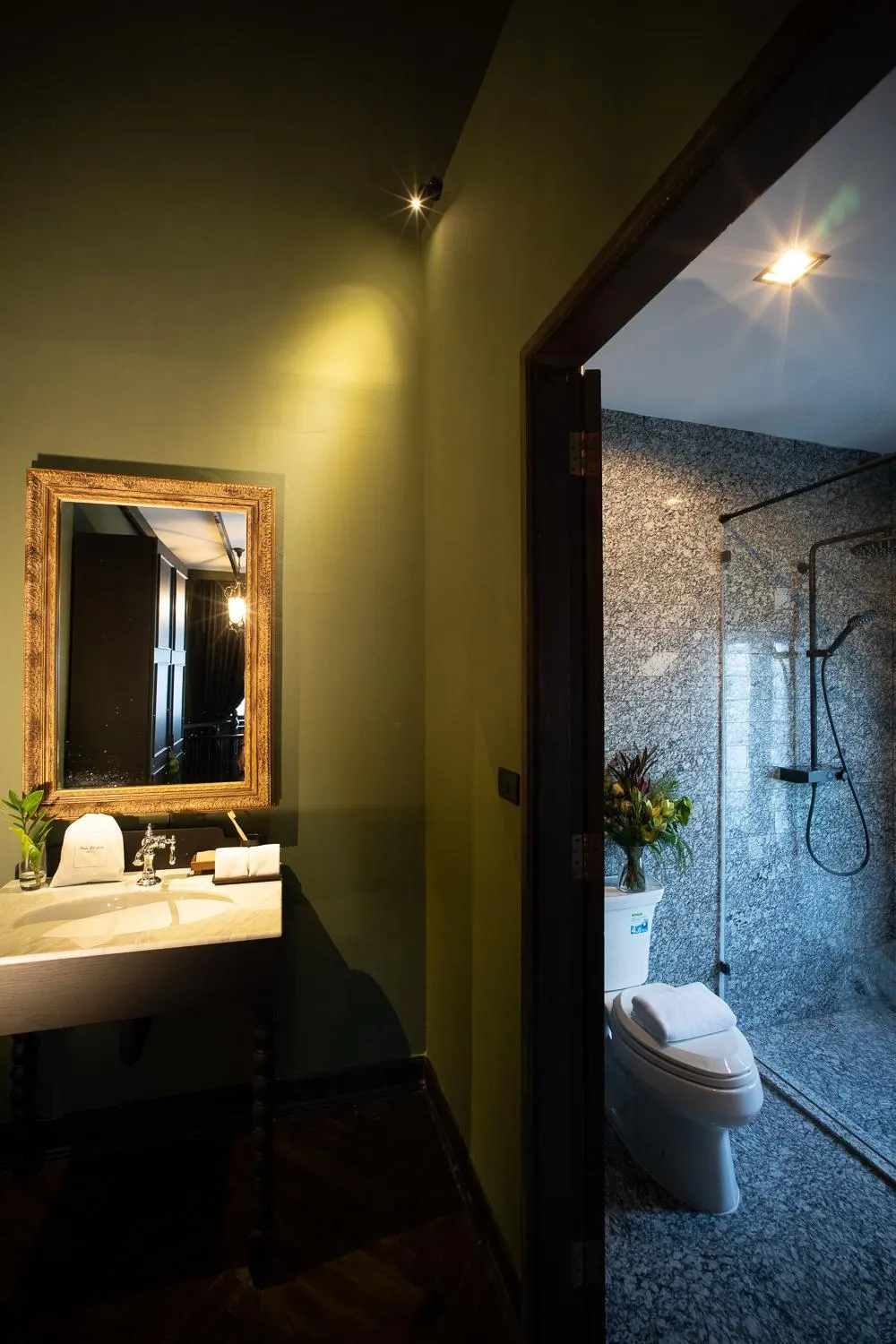 Shower in Baan Tuk Din Hotel