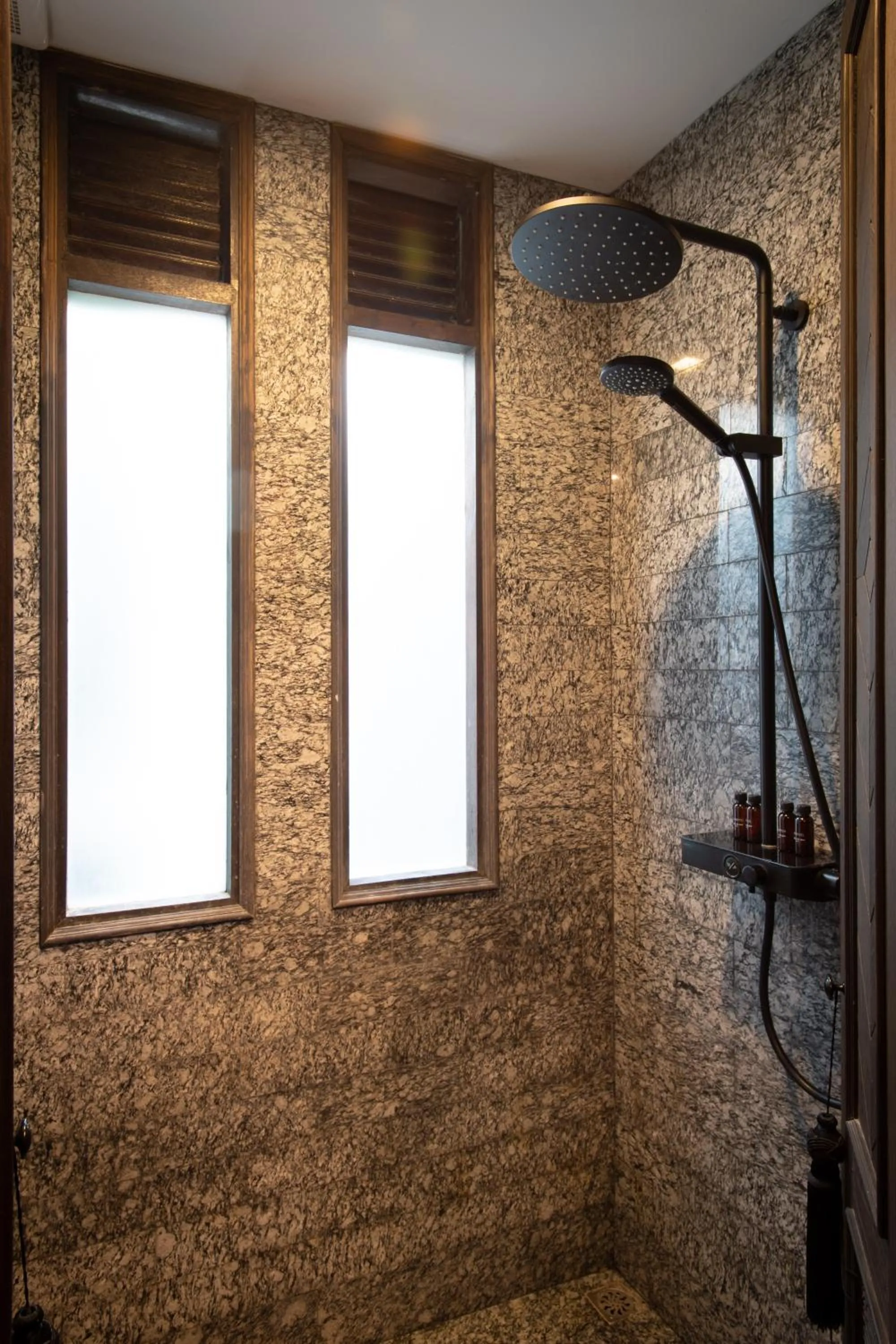 Shower in Baan Tuk Din Hotel