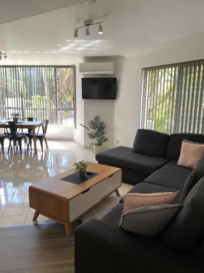 Communal lounge/ TV room in Beach Park Motel