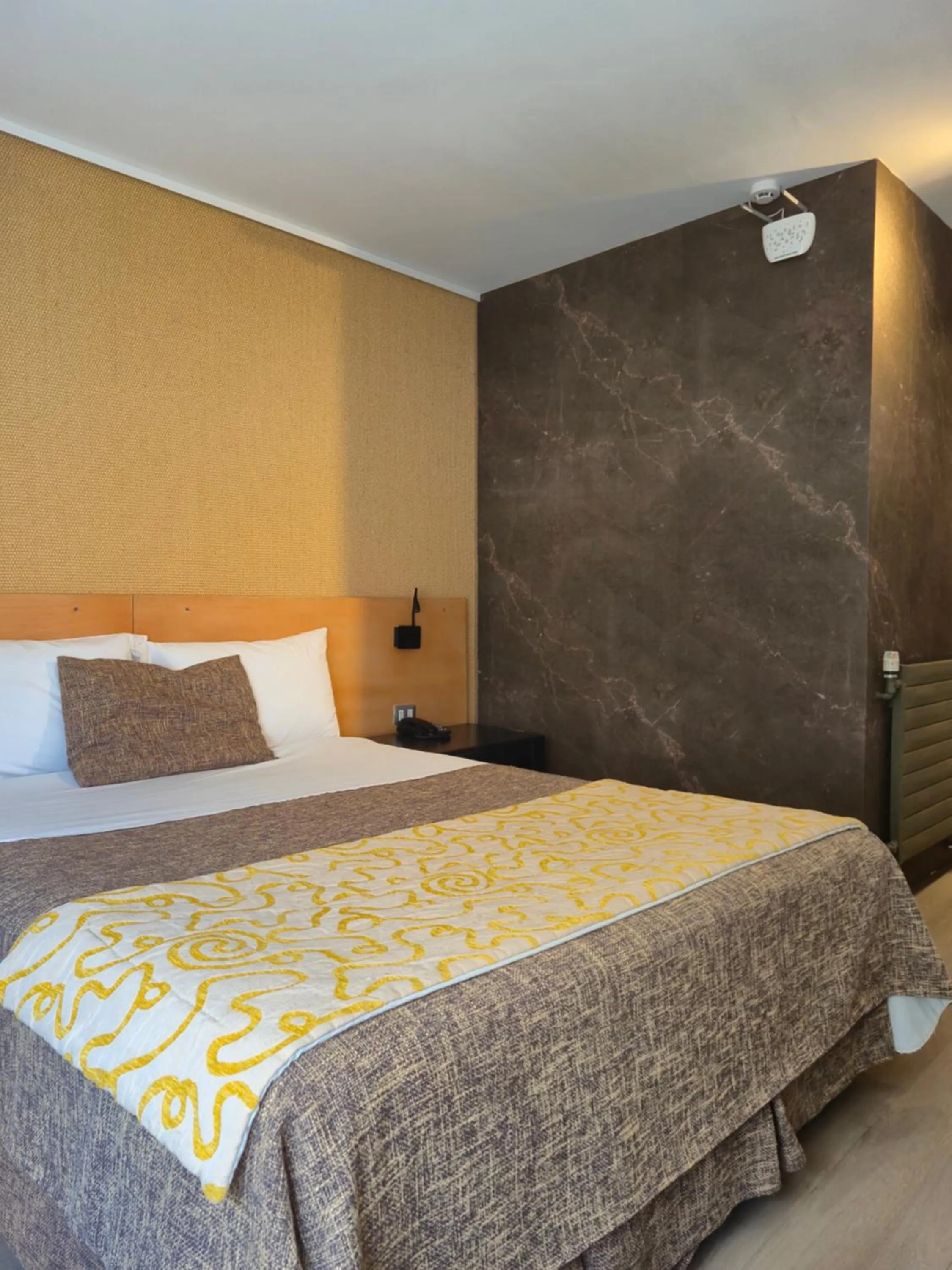 room service, Bed in Hotel Alborada