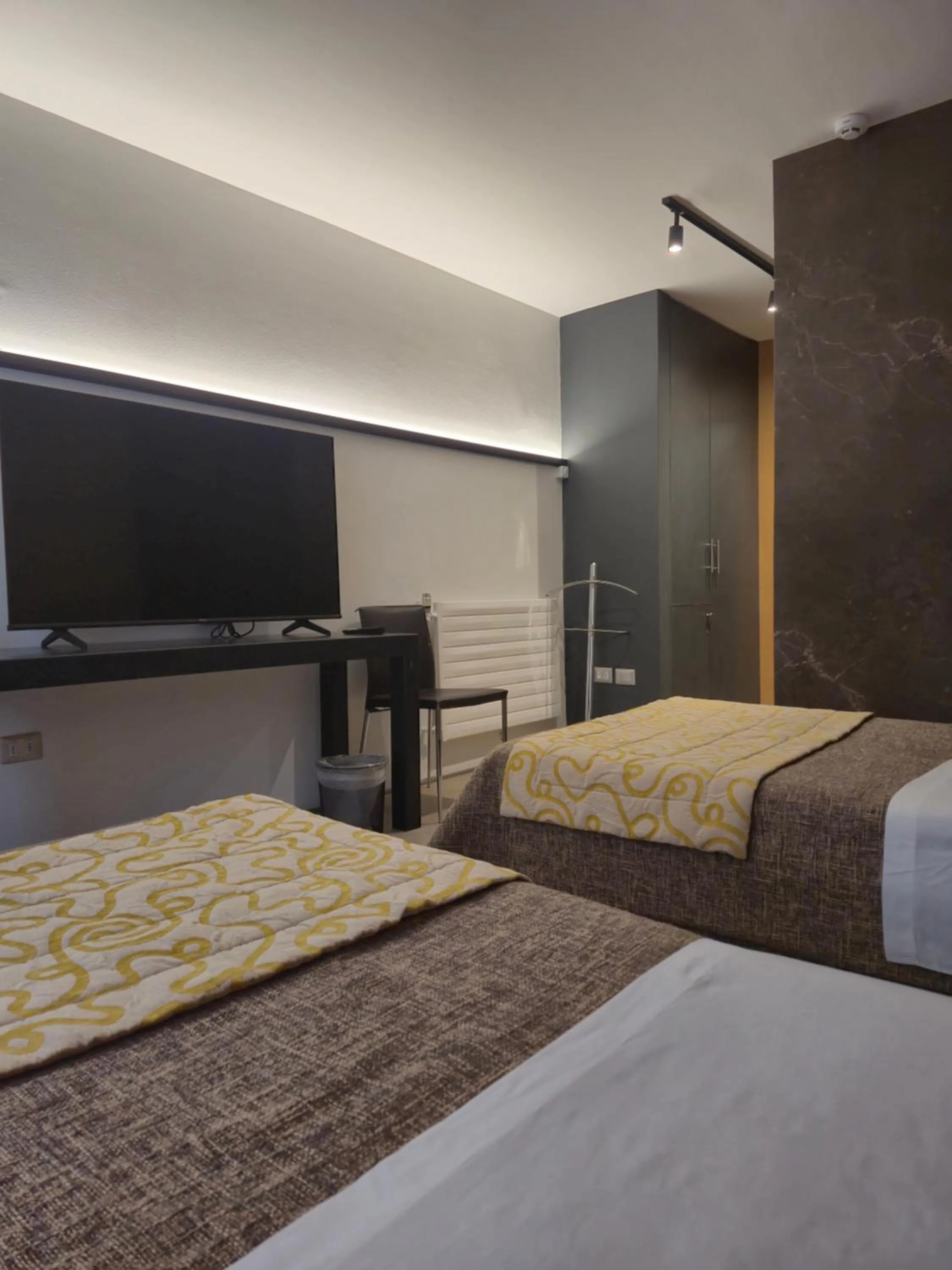 room service, Bed in Hotel Alborada