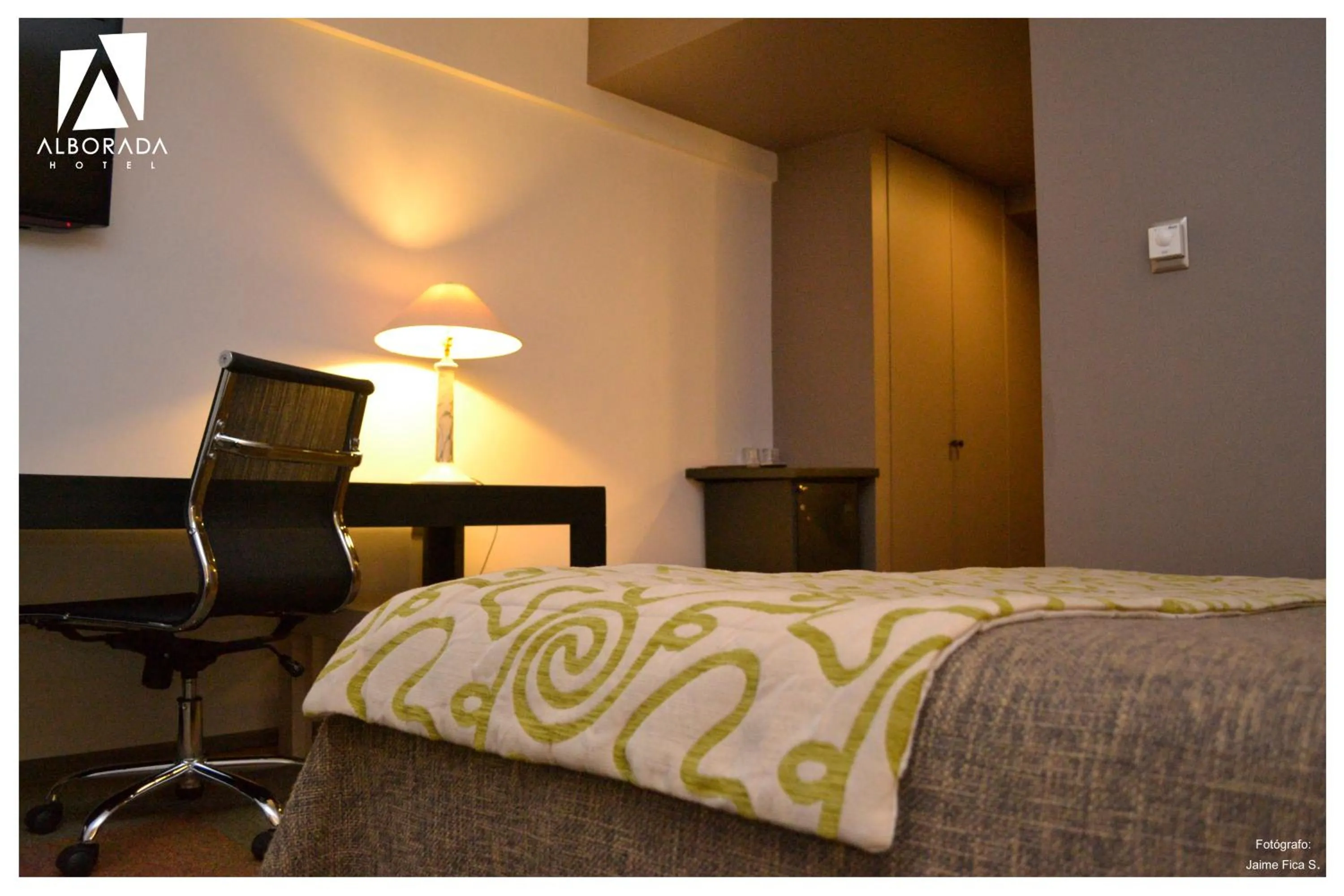 Living room, Bed in Hotel Alborada