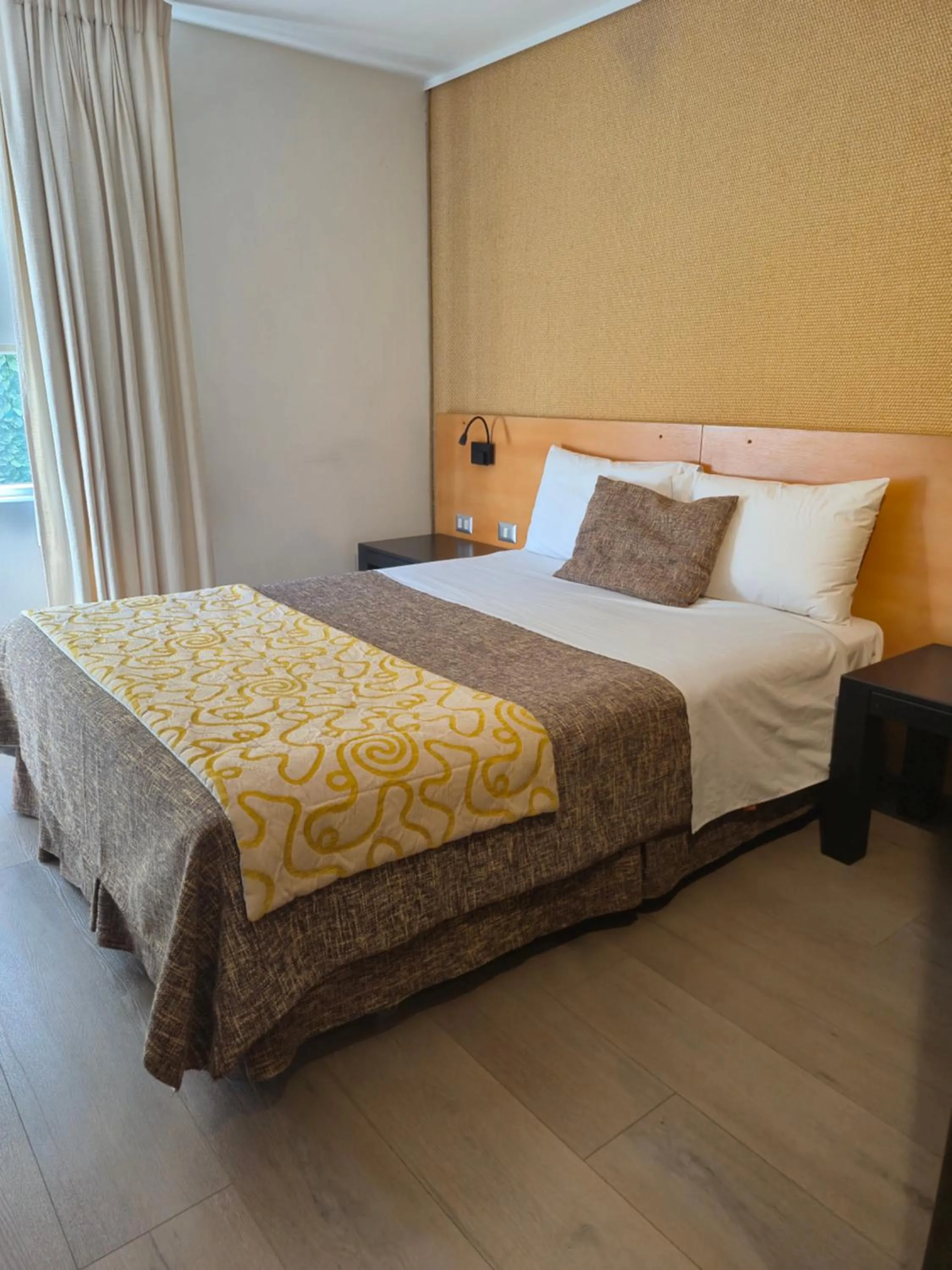 room service, Bed in Hotel Alborada