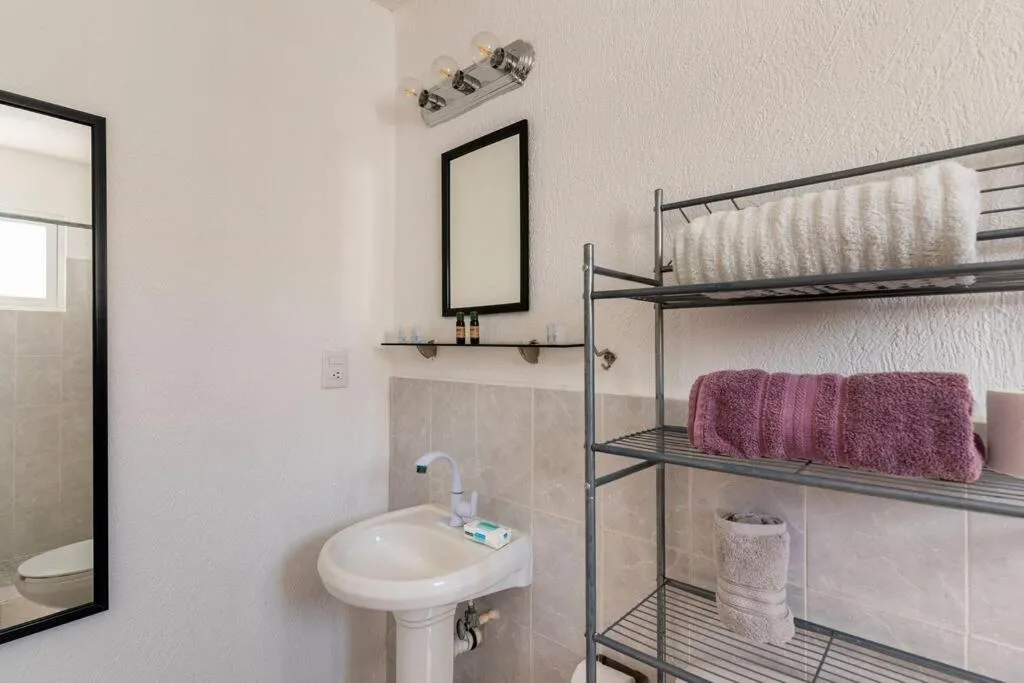 Shower in Micro Studio perfect for backpackers, couples, 3 min drive to Playa El Nino