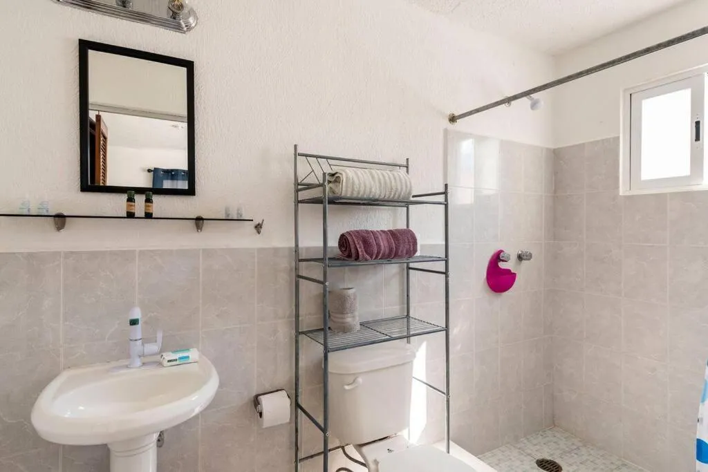Shower in Micro Studio perfect for backpackers, couples, 3 min drive to Playa El Nino