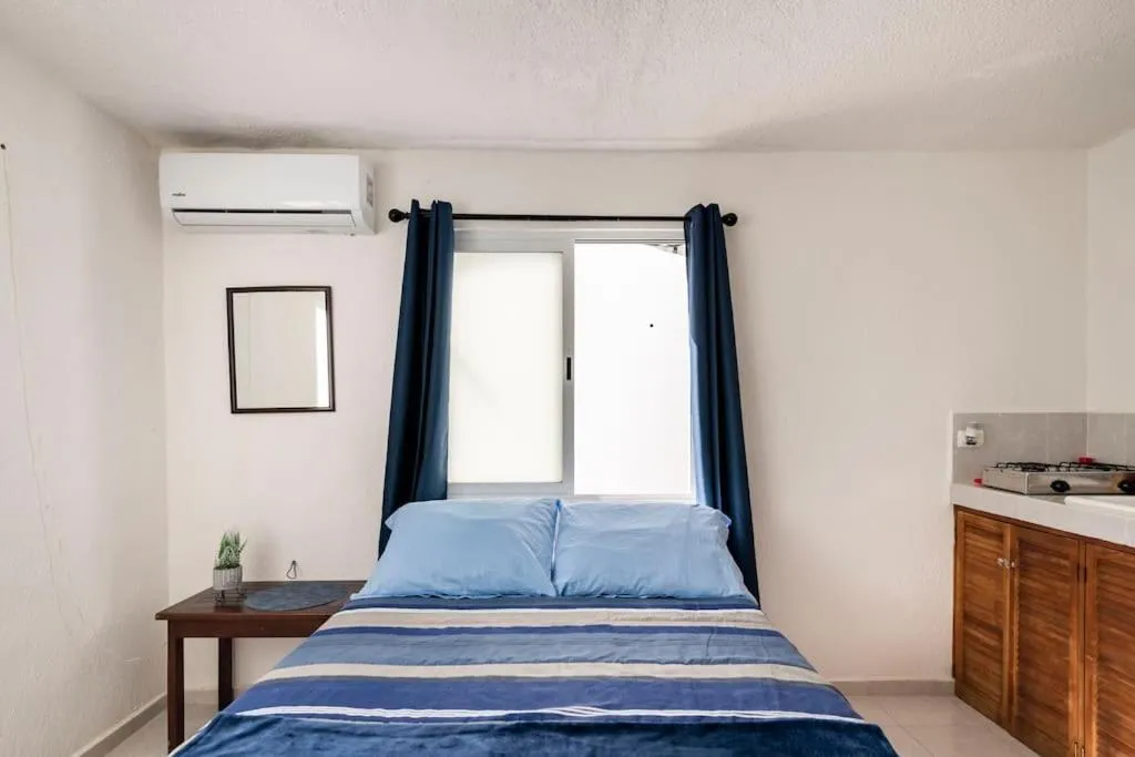 Bed in Micro Studio perfect for backpackers, couples, 3 min drive to Playa El Nino