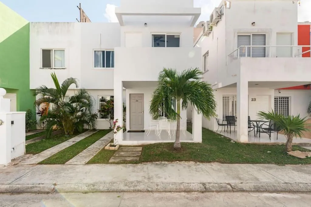 Property building in Micro Studio perfect for backpackers, couples, 3 min drive to Playa El Nino