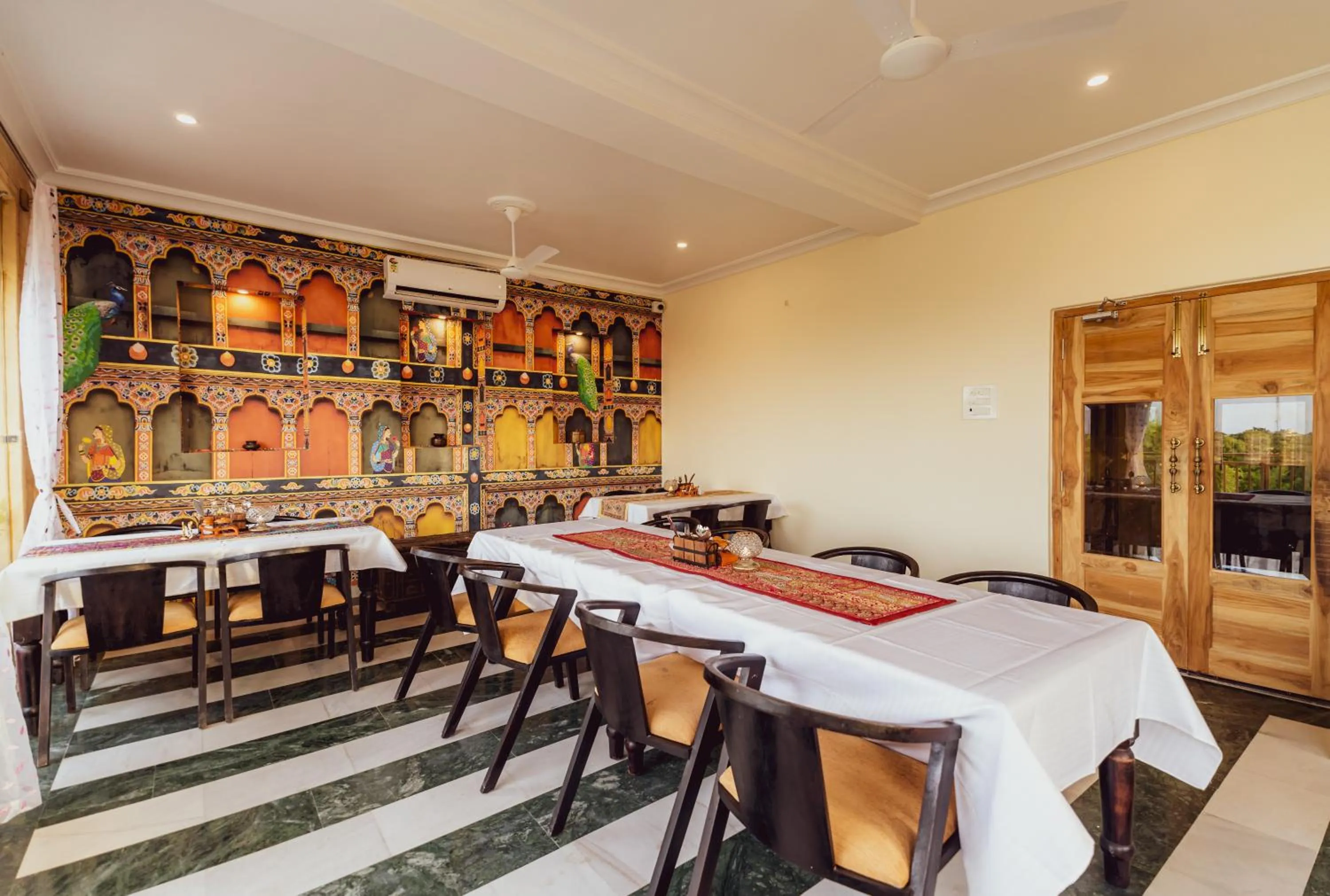 Restaurant/places to eat in Hotel Meri Haveli
