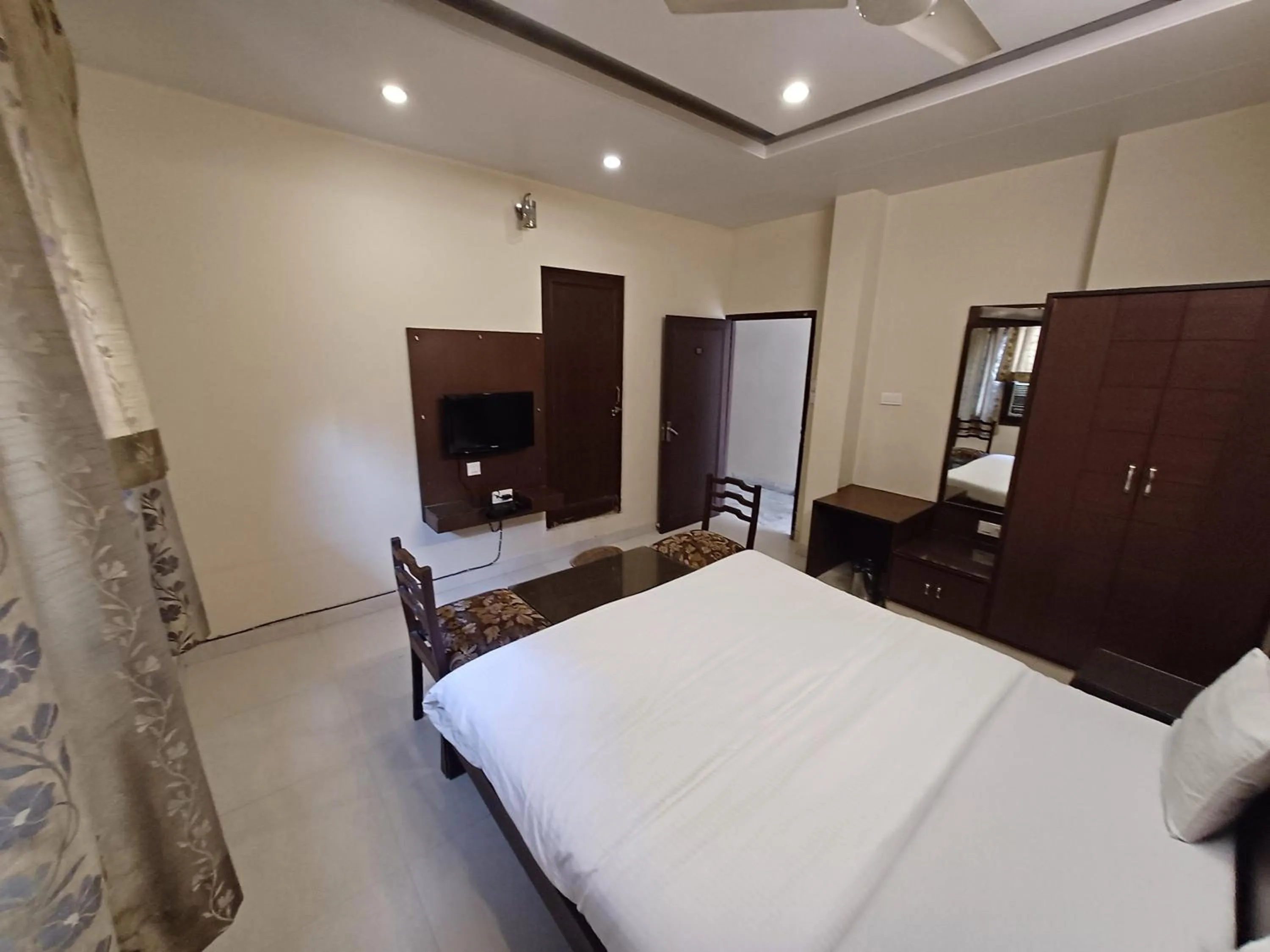 TV and multimedia, Bed in Hotel Raghav Palace 1 km Jaipur Junction & Bus Stand Sindhi Camp