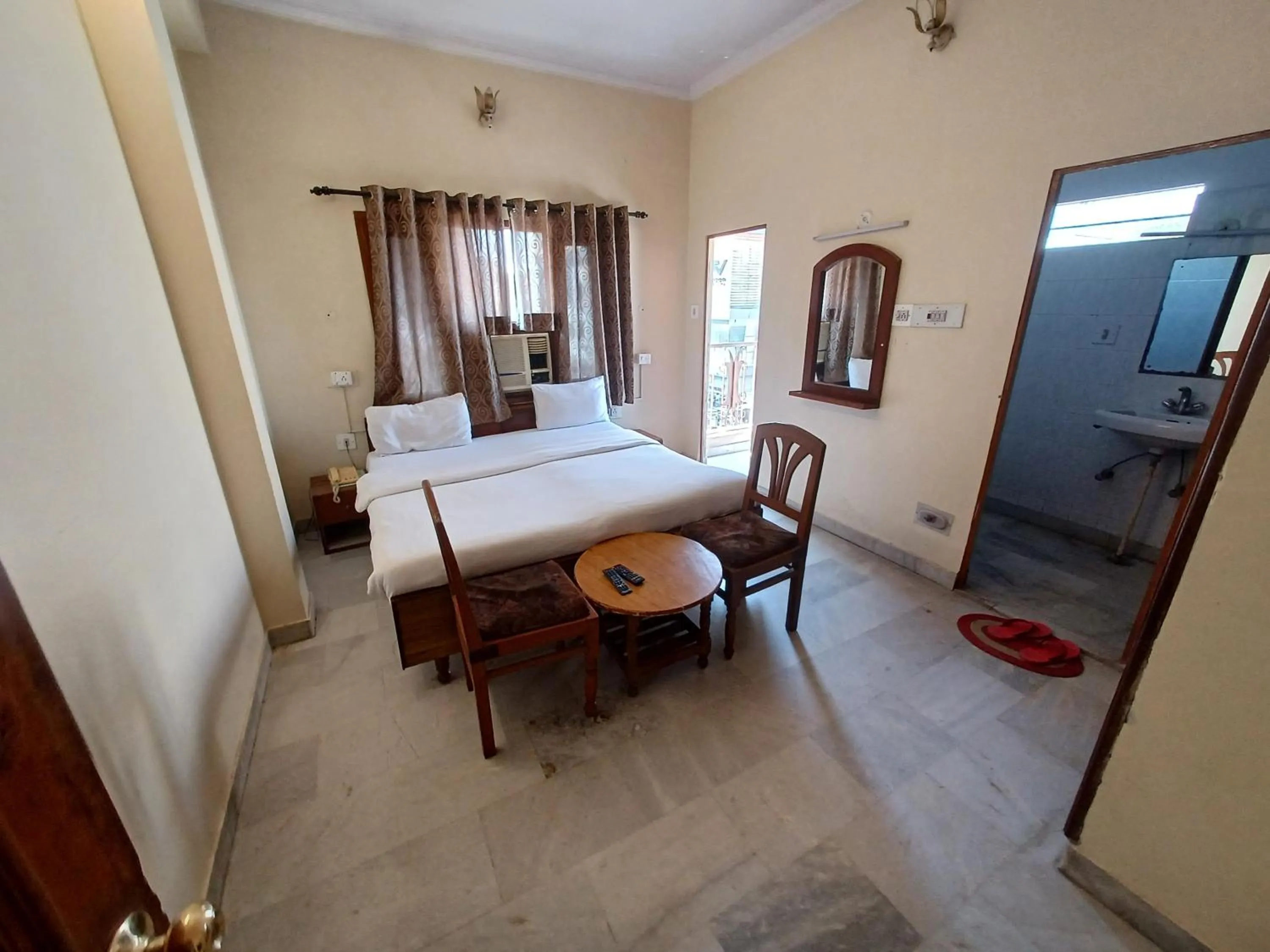 Bedroom, Bed in Hotel Raghav Palace 1 km Jaipur Junction & Bus Stand Sindhi Camp