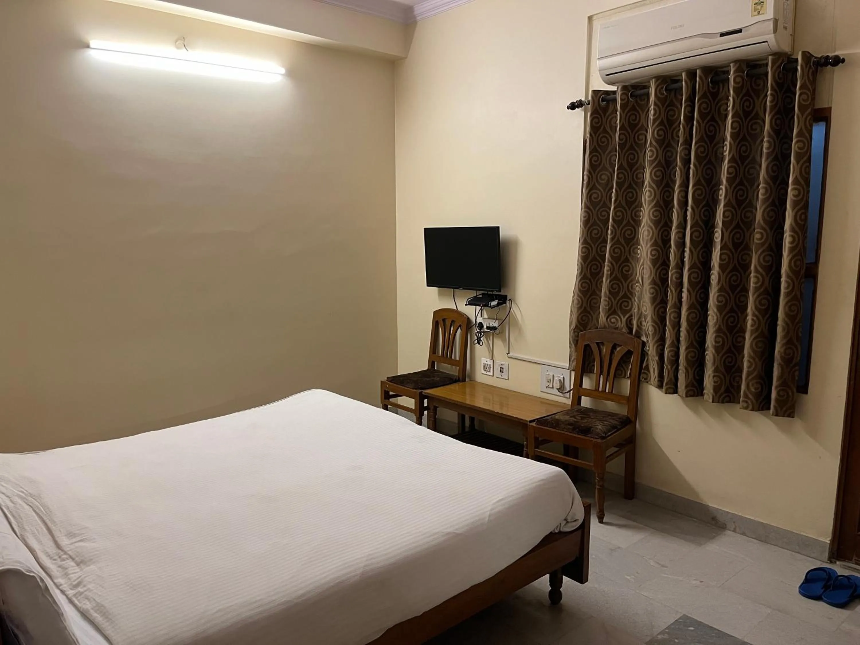 Communal lounge/ TV room, Bed in Hotel Raghav Palace 1 km Jaipur Junction & Bus Stand Sindhi Camp