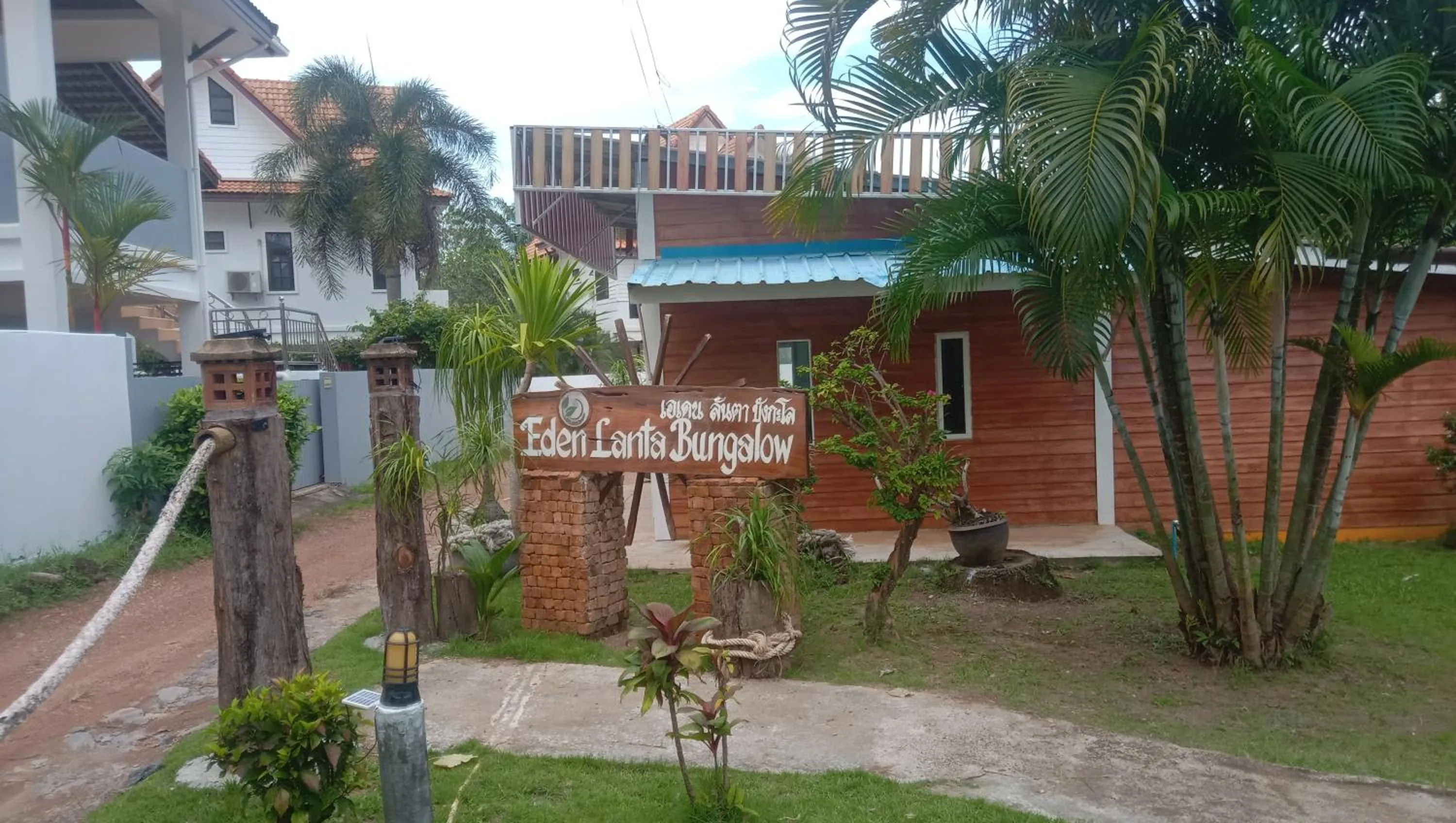 Facade/entrance in Eden Lanta Bungalow