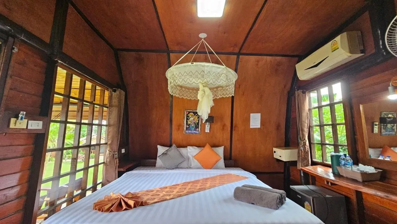 Photo of the whole room, Bed in Eden Lanta Bungalow