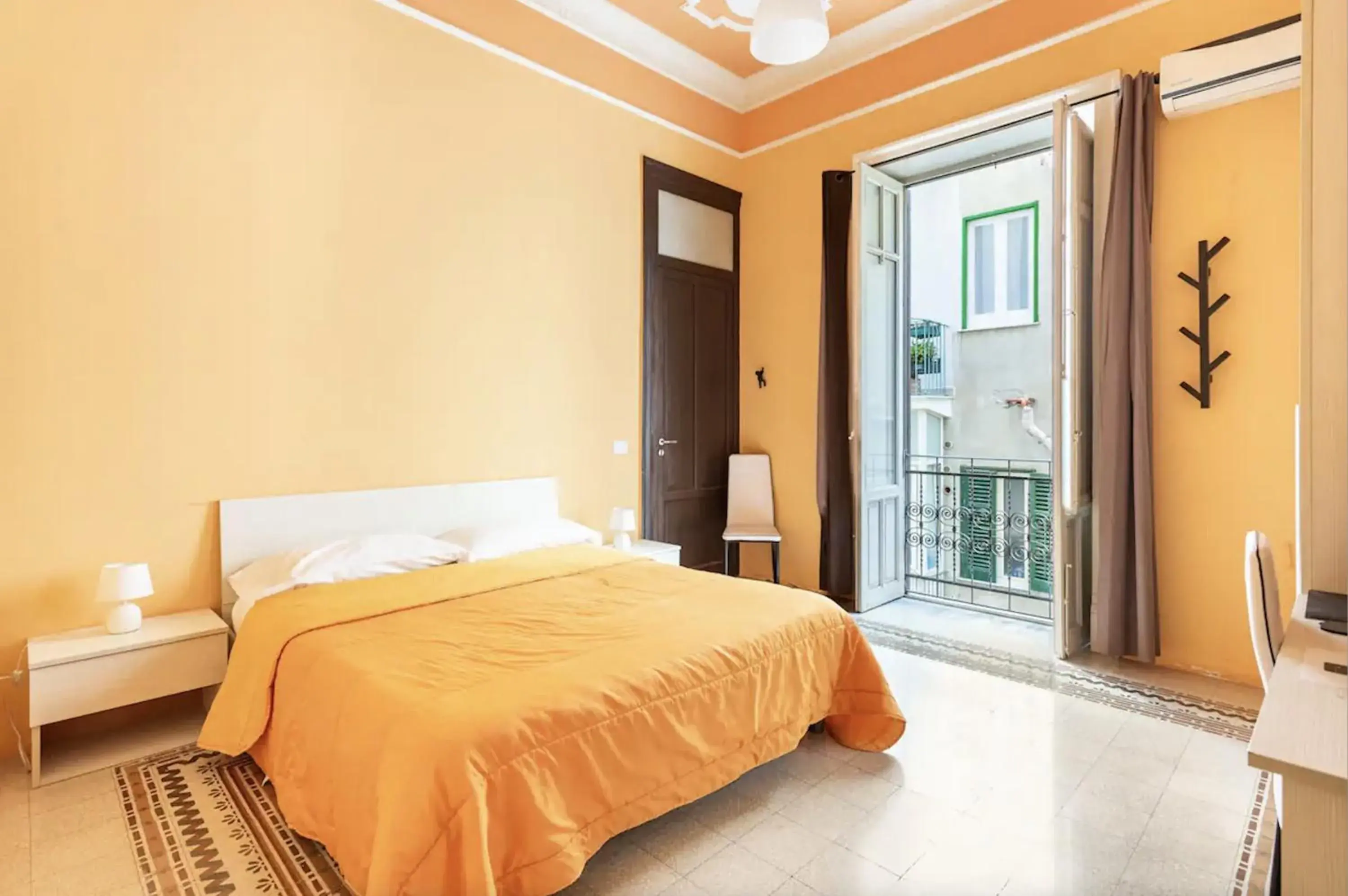 Double Room with Shared Bathroom in Bohème B&B Double Room with Shared Bathroom in Bohème B&B