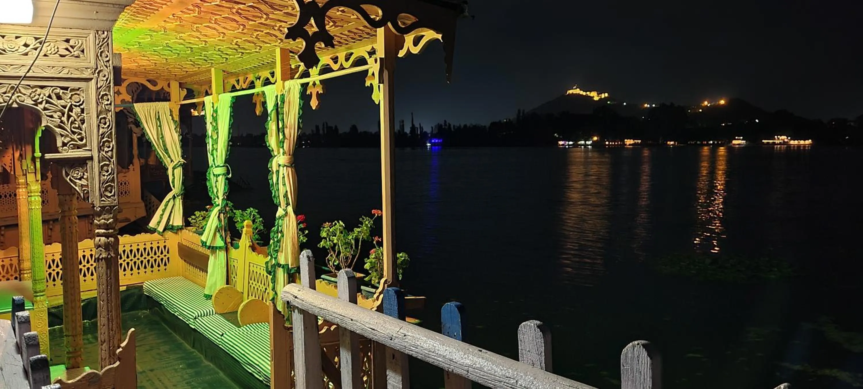 Night in Lily Of The World Houseboat