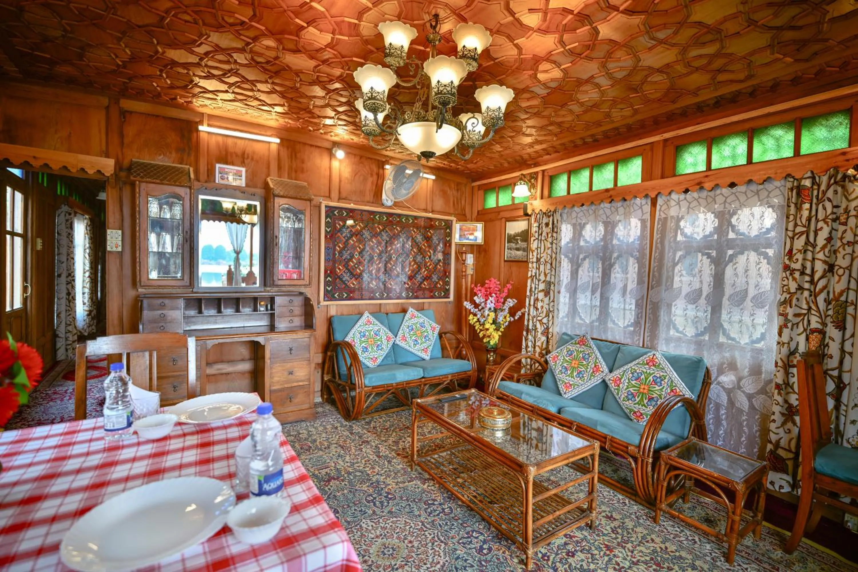 Seating area in Lily Of The World Houseboat