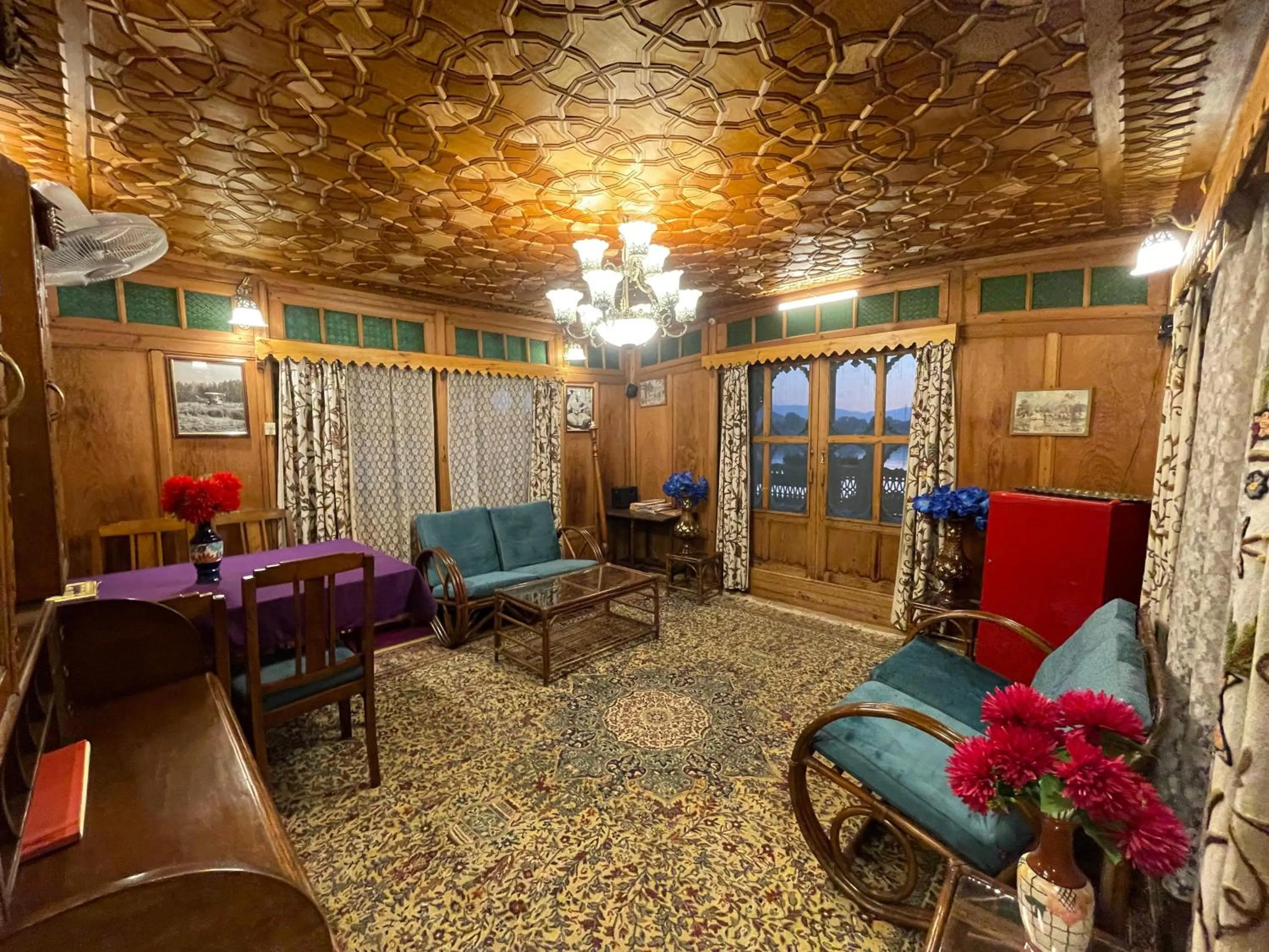Living room in Lily Of The World Houseboat