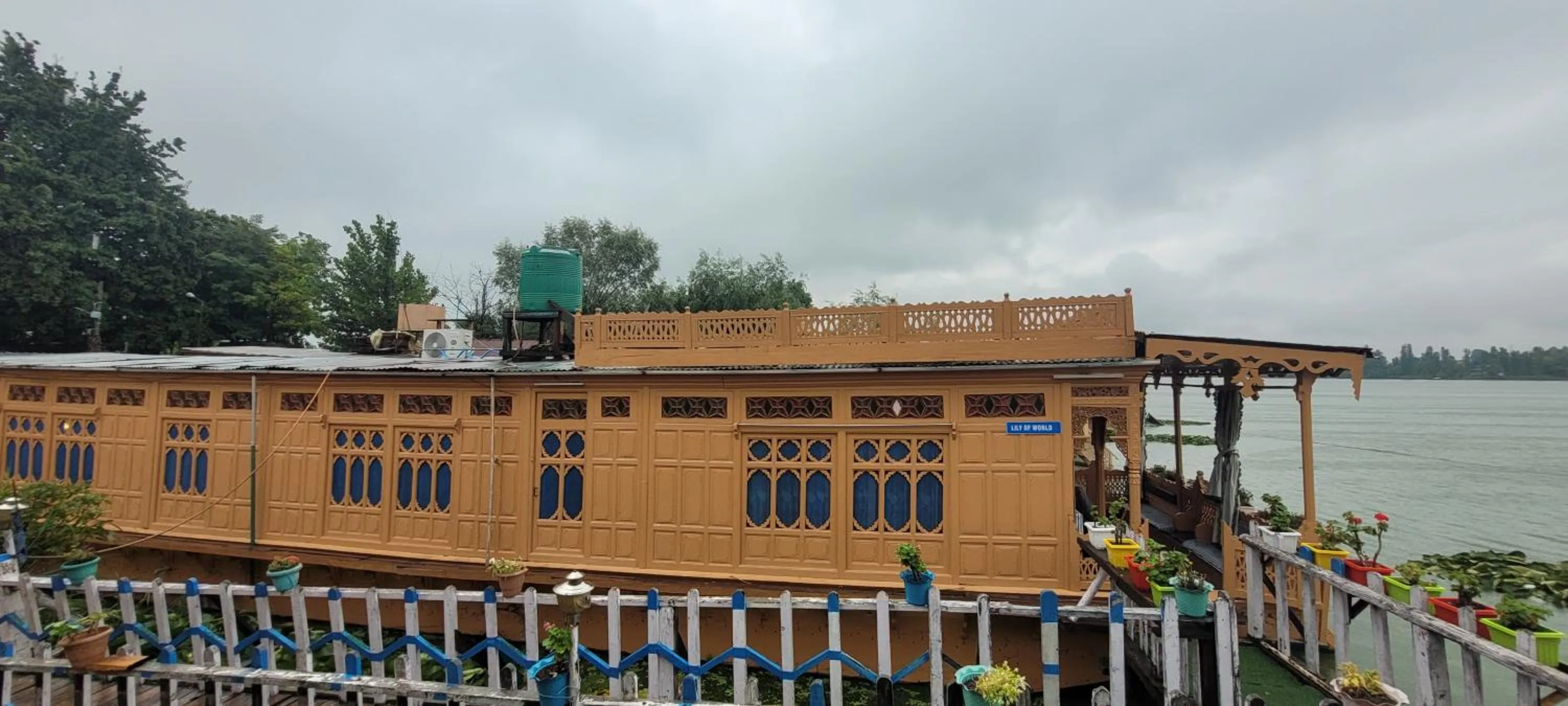 Property building in Lily Of The World Houseboat