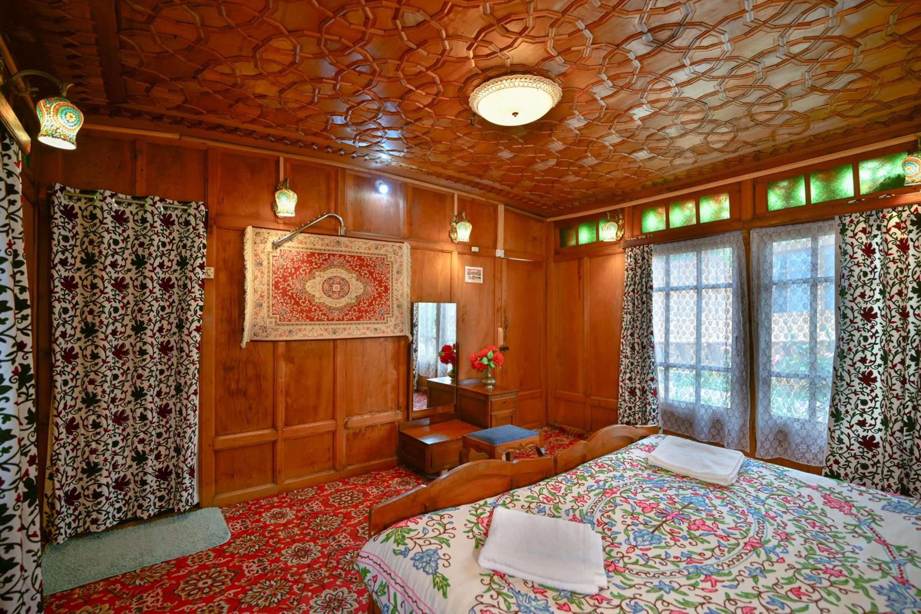 Bedroom, Bed in Lily Of The World Houseboat