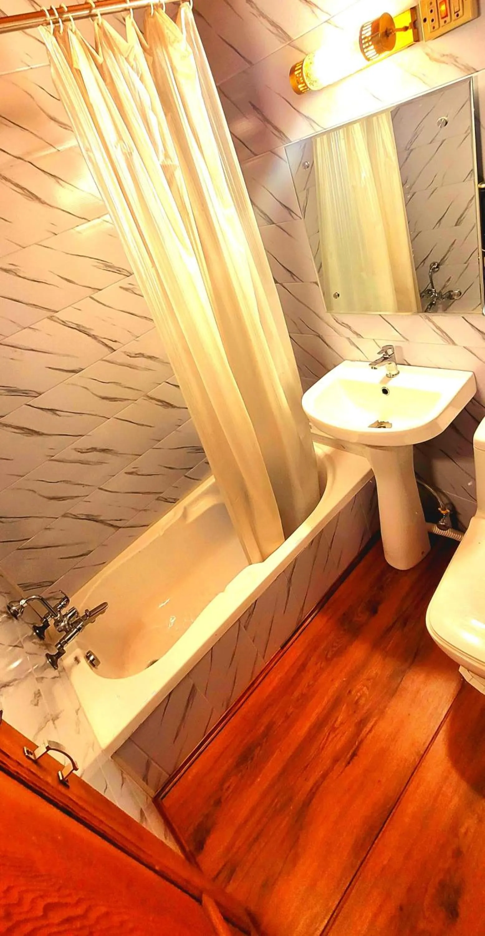 Bathroom in Lily Of The World Houseboat